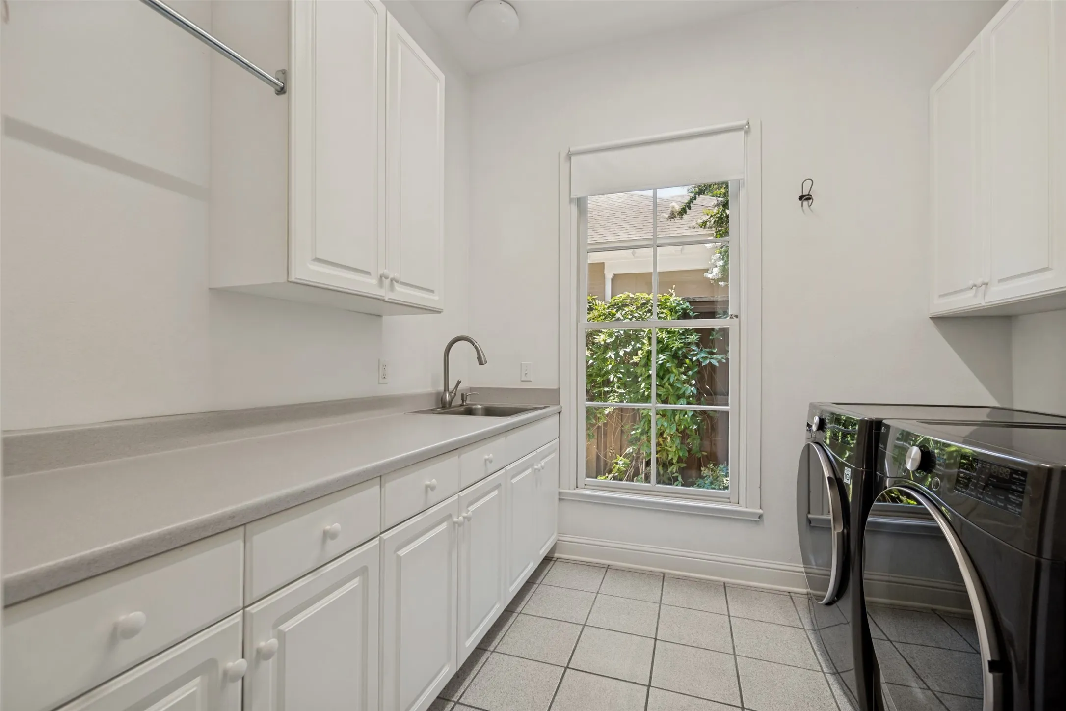 Single Family Residence For Sale in Dallas County , 6122 Bryan Parkway, Dallas, Texas 75206, 4 Bedroom, 3 Bathroom, 2 Garage spaces, 3,617 Sqft, built in 1999, mls#21326610, Real Estate Agent in Dallas, Homes For Sale in Dallas county, Homes For Sale in Dallas, Realtor in Dallas Texas, Real Estate Brokerage Independent Realty Texas, Luminita Cordes Realtor