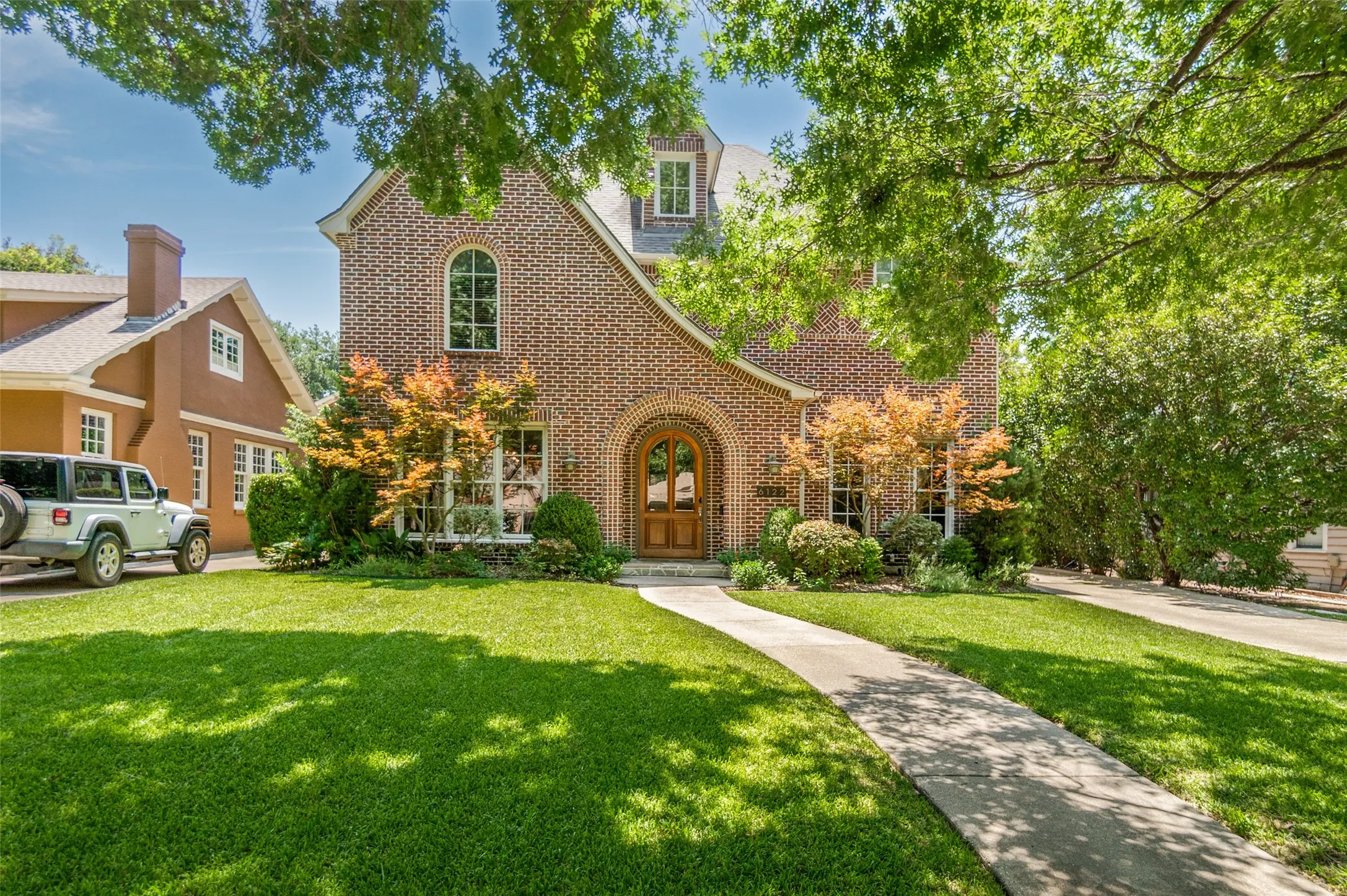 Single Family Residence For Sale in Dallas County , 6122 Bryan Parkway, Dallas, Texas 75206, 4 Bedroom, 3 Bathroom, 2 Garage spaces, 3,617 Sqft, built in 1999, mls#21326610, Real Estate Agent in Dallas, Homes For Sale in Dallas county, Homes For Sale in Dallas, Realtor in Dallas Texas, Real Estate Brokerage Independent Realty Texas, Luminita Cordes Realtor