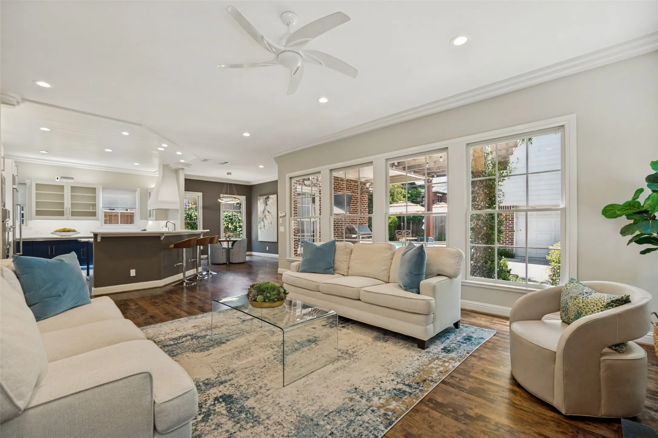 Single Family Residence For Sale in Dallas County , 6122 Bryan Parkway, Dallas, Texas 75206, 4 Bedroom, 3 Bathroom, 2 Garage spaces, 3,617 Sqft, built in 1999, mls#21326610, Real Estate Agent in Dallas, Homes For Sale in Dallas county, Homes For Sale in Dallas, Realtor in Dallas Texas, Real Estate Brokerage Independent Realty Texas, Luminita Cordes Realtor