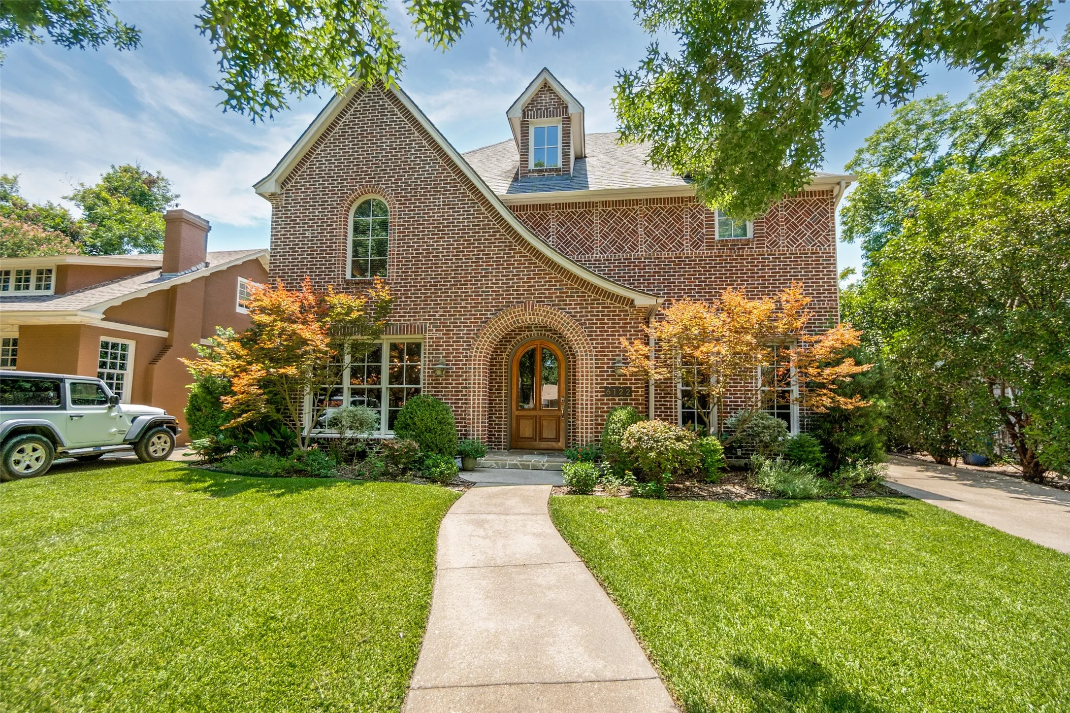Single Family Residence For Sale in Dallas County , 6122 Bryan Parkway, Dallas, Texas 75206, 4 Bedroom, 3 Bathroom, 2 Garage spaces, 3,617 Sqft, built in 1999, mls#21326610, Real Estate Agent in Dallas, Homes For Sale in Dallas county, Homes For Sale in Dallas, Realtor in Dallas Texas, Real Estate Brokerage Independent Realty Texas, Luminita Cordes Realtor