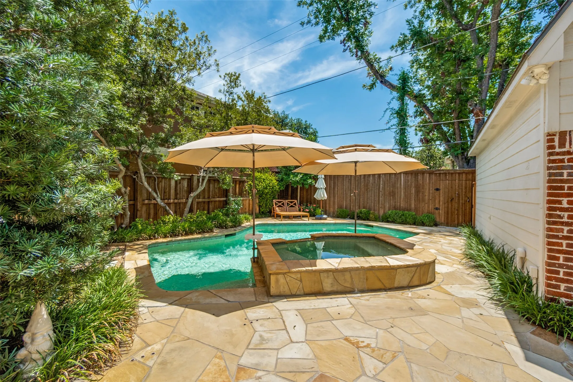 Single Family Residence For Sale in Dallas County , 6122 Bryan Parkway, Dallas, Texas 75206, 4 Bedroom, 3 Bathroom, 2 Garage spaces, 3,617 Sqft, built in 1999, mls#21326610, Real Estate Agent in Dallas, Homes For Sale in Dallas county, Homes For Sale in Dallas, Realtor in Dallas Texas, Real Estate Brokerage Independent Realty Texas, Luminita Cordes Realtor