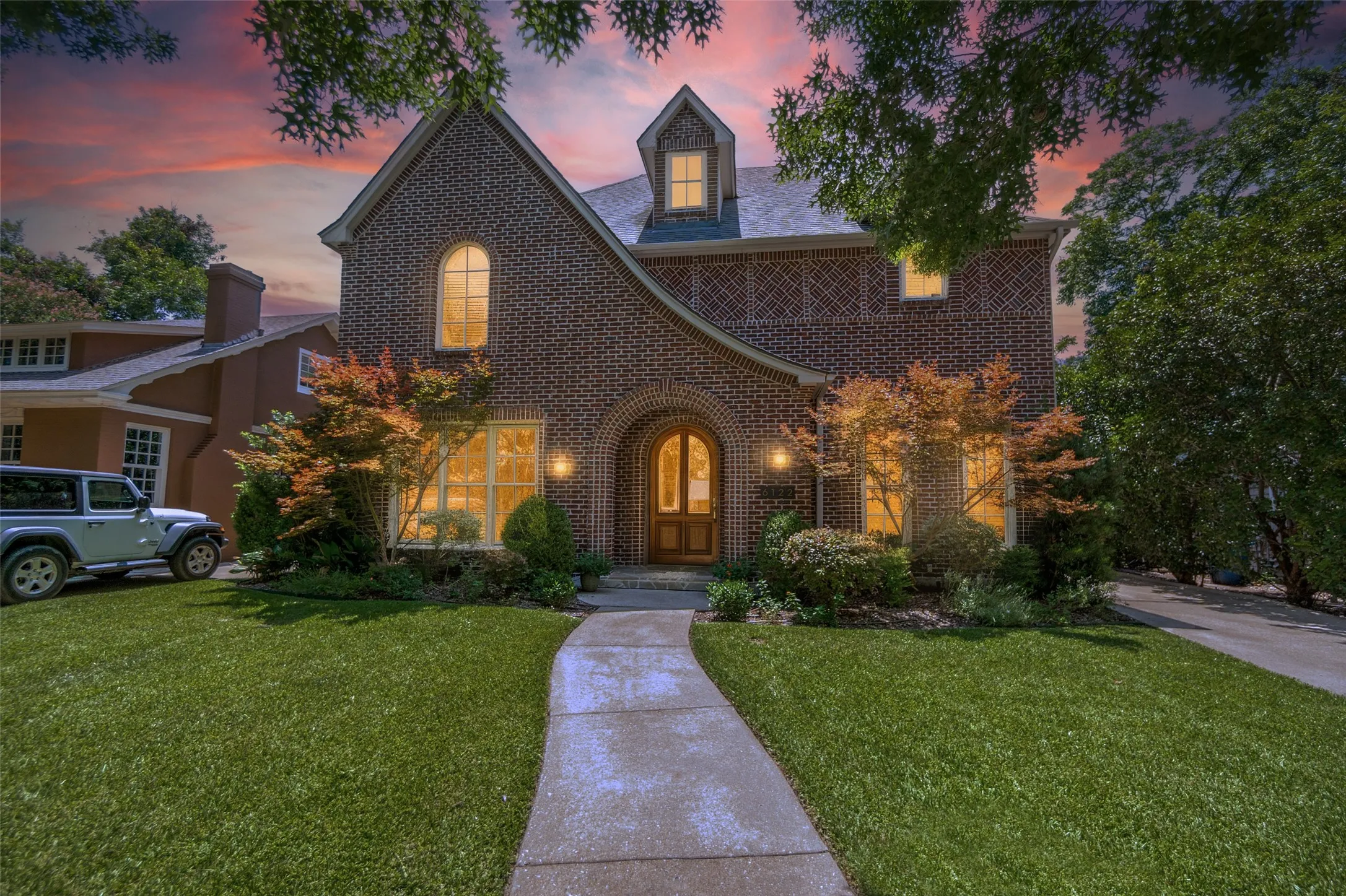 Single Family Residence For Sale in Dallas County , 6122 Bryan Parkway, Dallas, Texas 75206, 4 Bedroom, 3 Bathroom, 2 Garage spaces, 3,617 Sqft, built in 1999, mls#21326610, Real Estate Agent in Dallas, Homes For Sale in Dallas county, Homes For Sale in Dallas, Realtor in Dallas Texas, Real Estate Brokerage Independent Realty Texas, Luminita Cordes Realtor