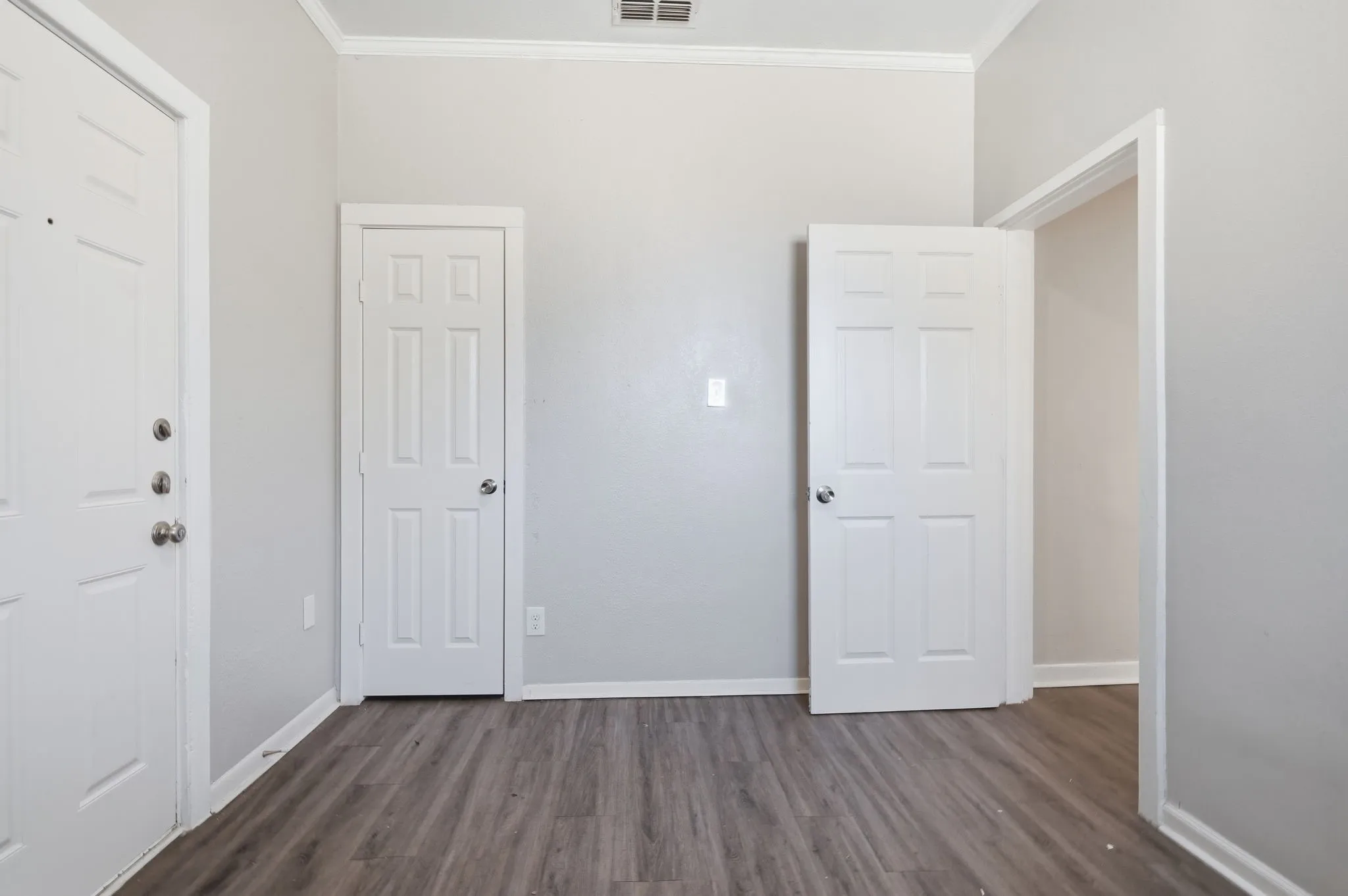Single Family Residence For Sale in Tarrant County , 3029 Pueblo Trail, Lake Worth, Texas 76135, 4 Bedroom, 1 Bathroom, Garage spaces, 1,330 Sqft, built in 1930, mls#21326069, Real Estate Agent in Lake Worth, Homes For Sale in Tarrant county, Homes For Sale in Lake Worth, Realtor in Lake Worth Texas, Real Estate Brokerage Independent Realty Texas, Luminita Cordes Realtor