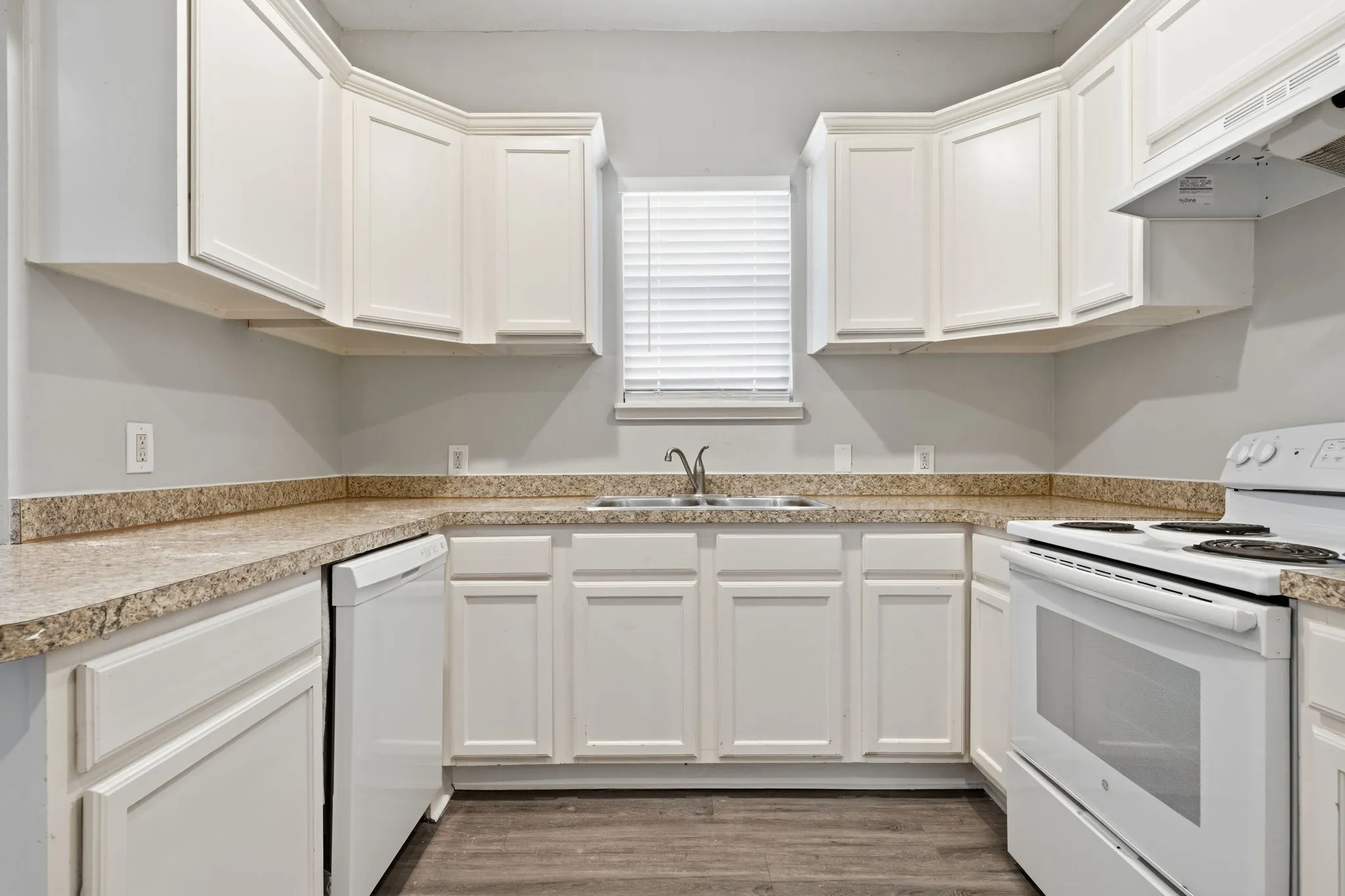 Single Family Residence For Sale in Tarrant County , 3029 Pueblo Trail, Lake Worth, Texas 76135, 4 Bedroom, 1 Bathroom, Garage spaces, 1,330 Sqft, built in 1930, mls#21326069, Real Estate Agent in Lake Worth, Homes For Sale in Tarrant county, Homes For Sale in Lake Worth, Realtor in Lake Worth Texas, Real Estate Brokerage Independent Realty Texas, Luminita Cordes Realtor