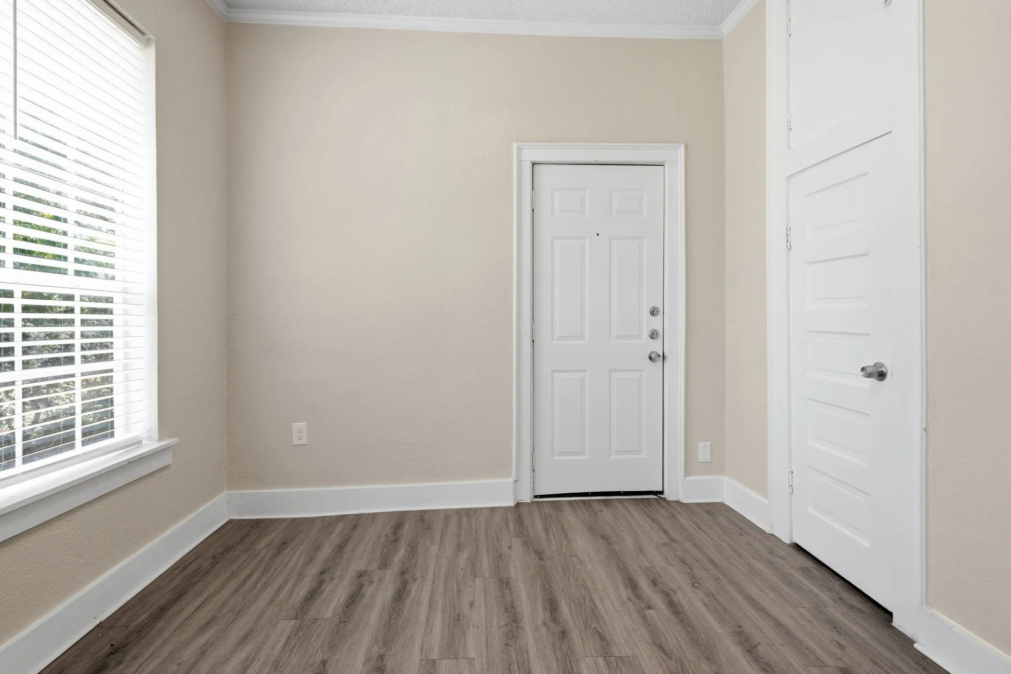 Single Family Residence For Sale in Tarrant County , 3029 Pueblo Trail, Lake Worth, Texas 76135, 4 Bedroom, 1 Bathroom, Garage spaces, 1,330 Sqft, built in 1930, mls#21326069, Real Estate Agent in Lake Worth, Homes For Sale in Tarrant county, Homes For Sale in Lake Worth, Realtor in Lake Worth Texas, Real Estate Brokerage Independent Realty Texas, Luminita Cordes Realtor