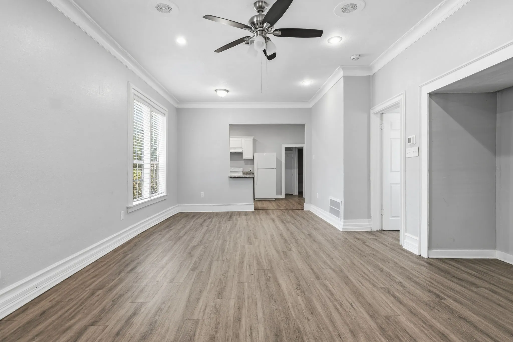 Single Family Residence For Sale in Tarrant County , 3029 Pueblo Trail, Lake Worth, Texas 76135, 4 Bedroom, 1 Bathroom, Garage spaces, 1,330 Sqft, built in 1930, mls#21326069, Real Estate Agent in Lake Worth, Homes For Sale in Tarrant county, Homes For Sale in Lake Worth, Realtor in Lake Worth Texas, Real Estate Brokerage Independent Realty Texas, Luminita Cordes Realtor