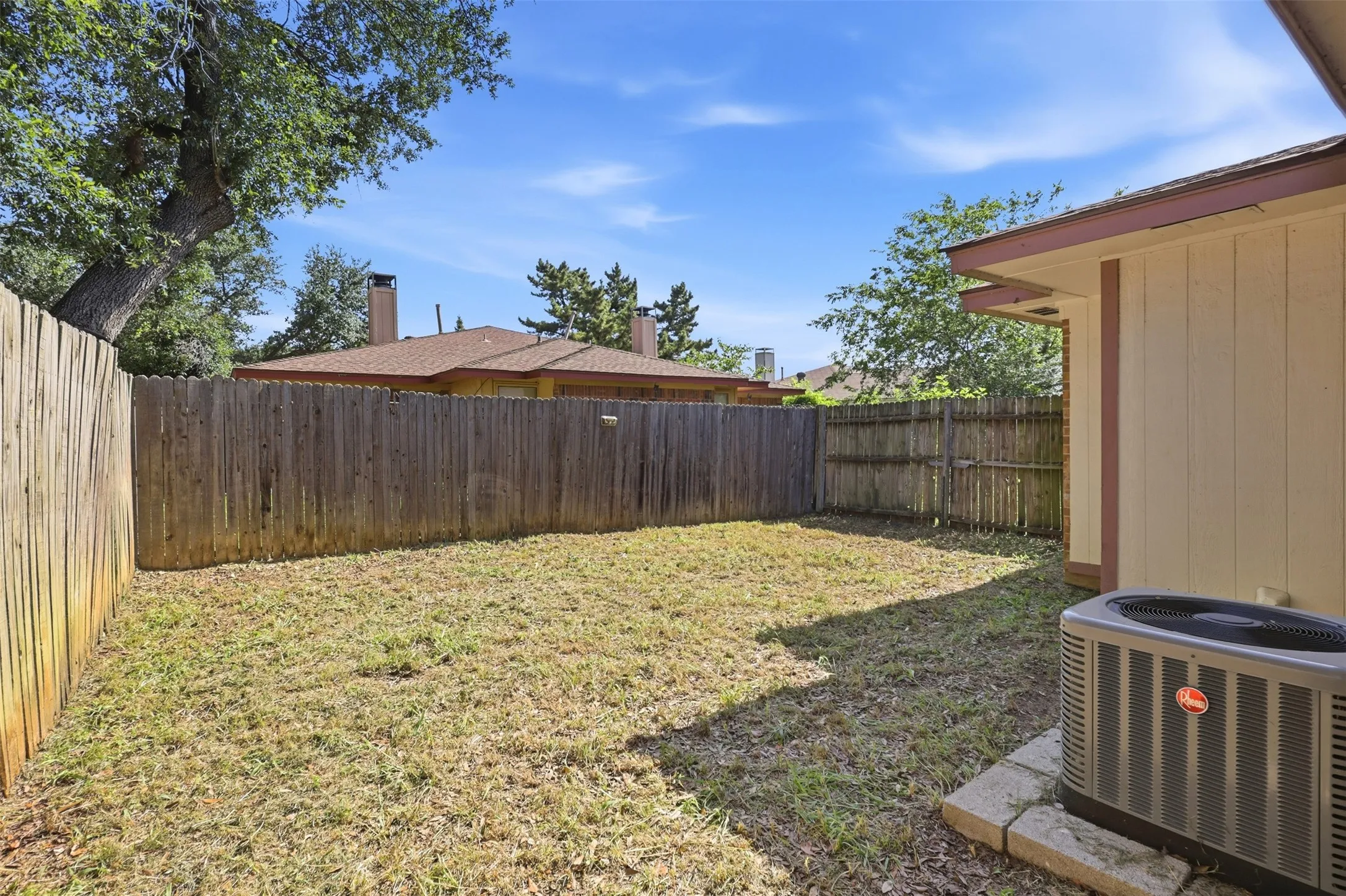 Single Family Residence For Sale in Denton County , 409 Gabe Court, Denton, Texas 76207, 3 Bedroom, 2 Bathroom, 1 Garage spaces, 1,088 Sqft, built in 1983, mls#21326235, Real Estate Agent in Denton, Homes For Sale in Denton county, Homes For Sale in Denton, Realtor in Denton Texas, Real Estate Brokerage Independent Realty Texas, Luminita Cordes Realtor