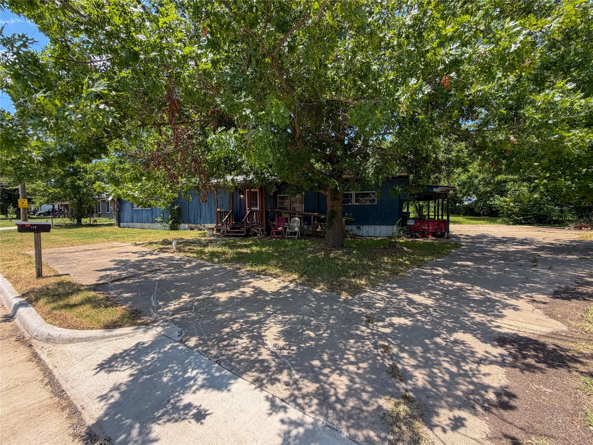 Mobile Home For Sale in Grayson County , 719 E Bullock Street, Denison, Texas 75021, 2 Bedroom, 2 Bathroom, Garage spaces, 910 Sqft, built in 1972, mls#21326863, Real Estate Agent in Denison, Homes For Sale in Grayson county, Homes For Sale in Denison, Realtor in Denison Texas, Real Estate Brokerage Independent Realty Texas, Luminita Cordes Realtor