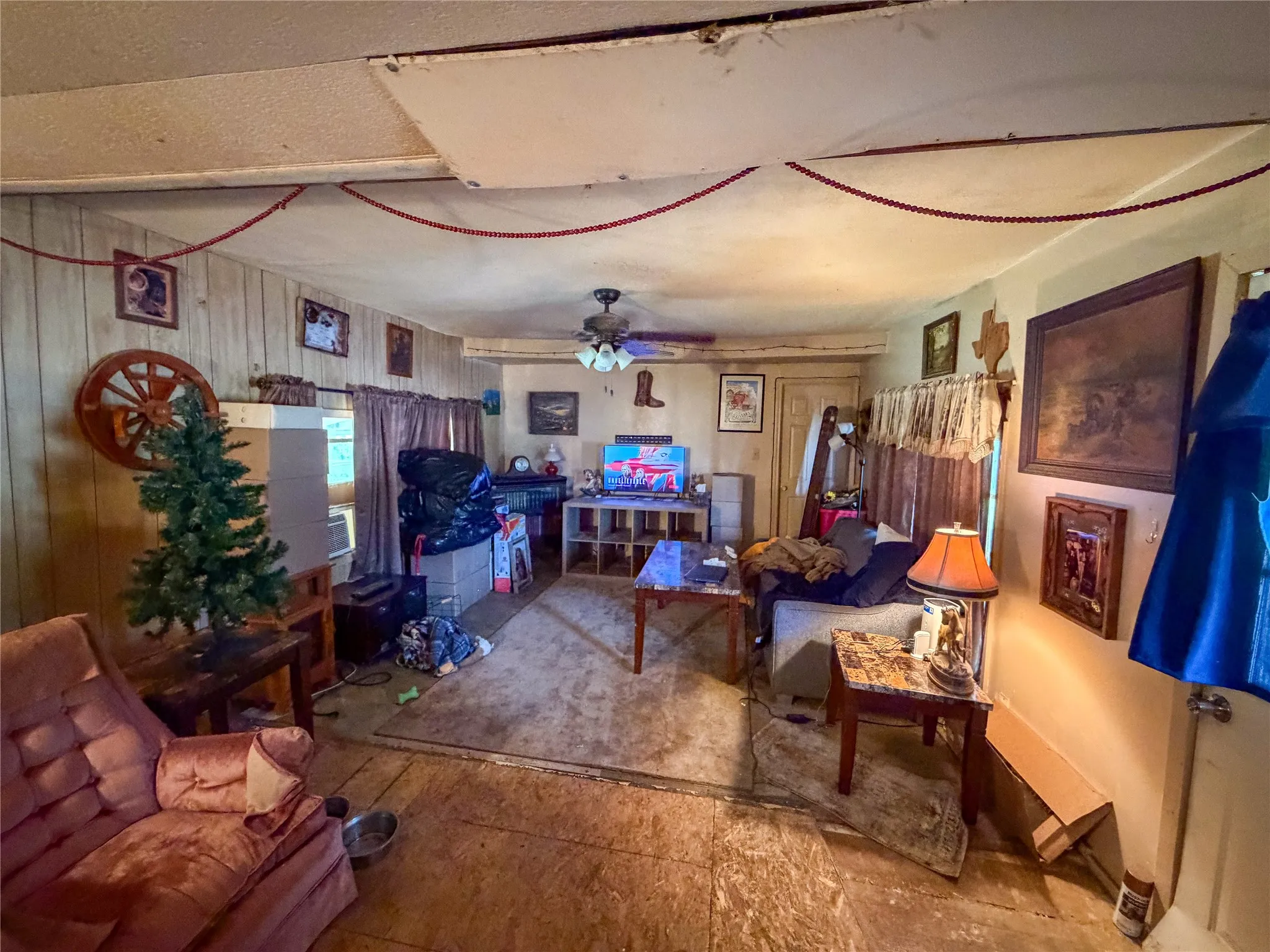 Mobile Home For Sale in Grayson County , 719 E Bullock Street, Denison, Texas 75021, 2 Bedroom, 2 Bathroom, Garage spaces, 910 Sqft, built in 1972, mls#21326863, Real Estate Agent in Denison, Homes For Sale in Grayson county, Homes For Sale in Denison, Realtor in Denison Texas, Real Estate Brokerage Independent Realty Texas, Luminita Cordes Realtor