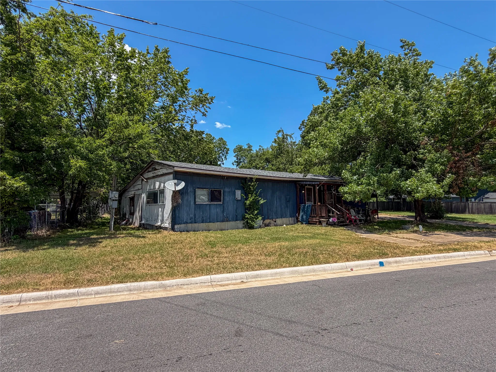 Mobile Home For Sale in Grayson County , 719 E Bullock Street, Denison, Texas 75021, 2 Bedroom, 2 Bathroom, Garage spaces, 910 Sqft, built in 1972, mls#21326863, Real Estate Agent in Denison, Homes For Sale in Grayson county, Homes For Sale in Denison, Realtor in Denison Texas, Real Estate Brokerage Independent Realty Texas, Luminita Cordes Realtor