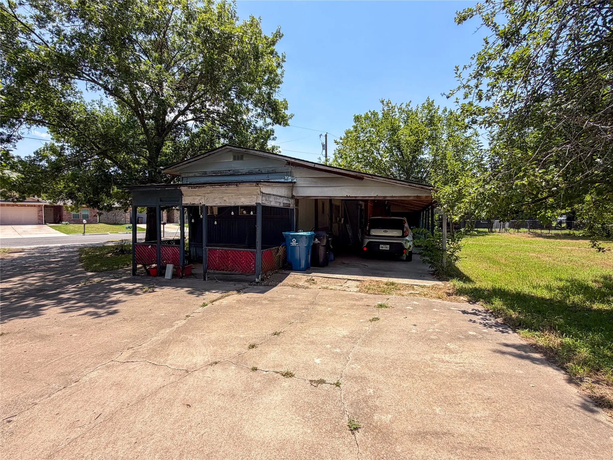 Mobile Home For Sale in Grayson County , 719 E Bullock Street, Denison, Texas 75021, 2 Bedroom, 2 Bathroom, Garage spaces, 910 Sqft, built in 1972, mls#21326863, Real Estate Agent in Denison, Homes For Sale in Grayson county, Homes For Sale in Denison, Realtor in Denison Texas, Real Estate Brokerage Independent Realty Texas, Luminita Cordes Realtor