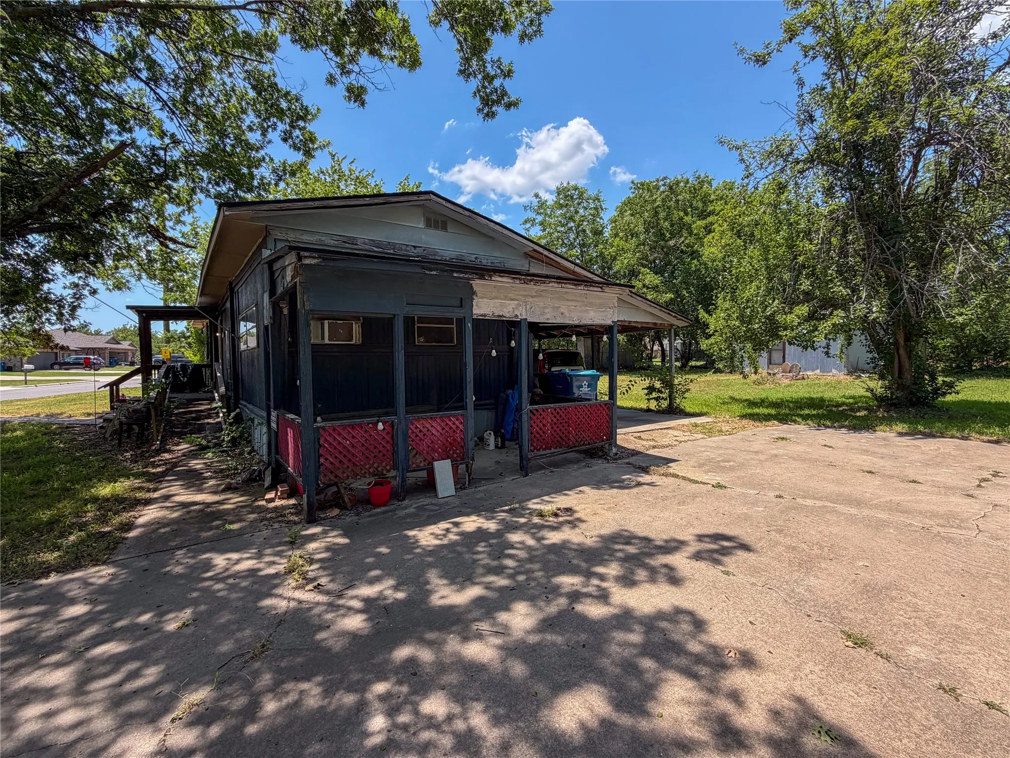 Mobile Home For Sale in Grayson County , 719 E Bullock Street, Denison, Texas 75021, 2 Bedroom, 2 Bathroom, Garage spaces, 910 Sqft, built in 1972, mls#21326863, Real Estate Agent in Denison, Homes For Sale in Grayson county, Homes For Sale in Denison, Realtor in Denison Texas, Real Estate Brokerage Independent Realty Texas, Luminita Cordes Realtor