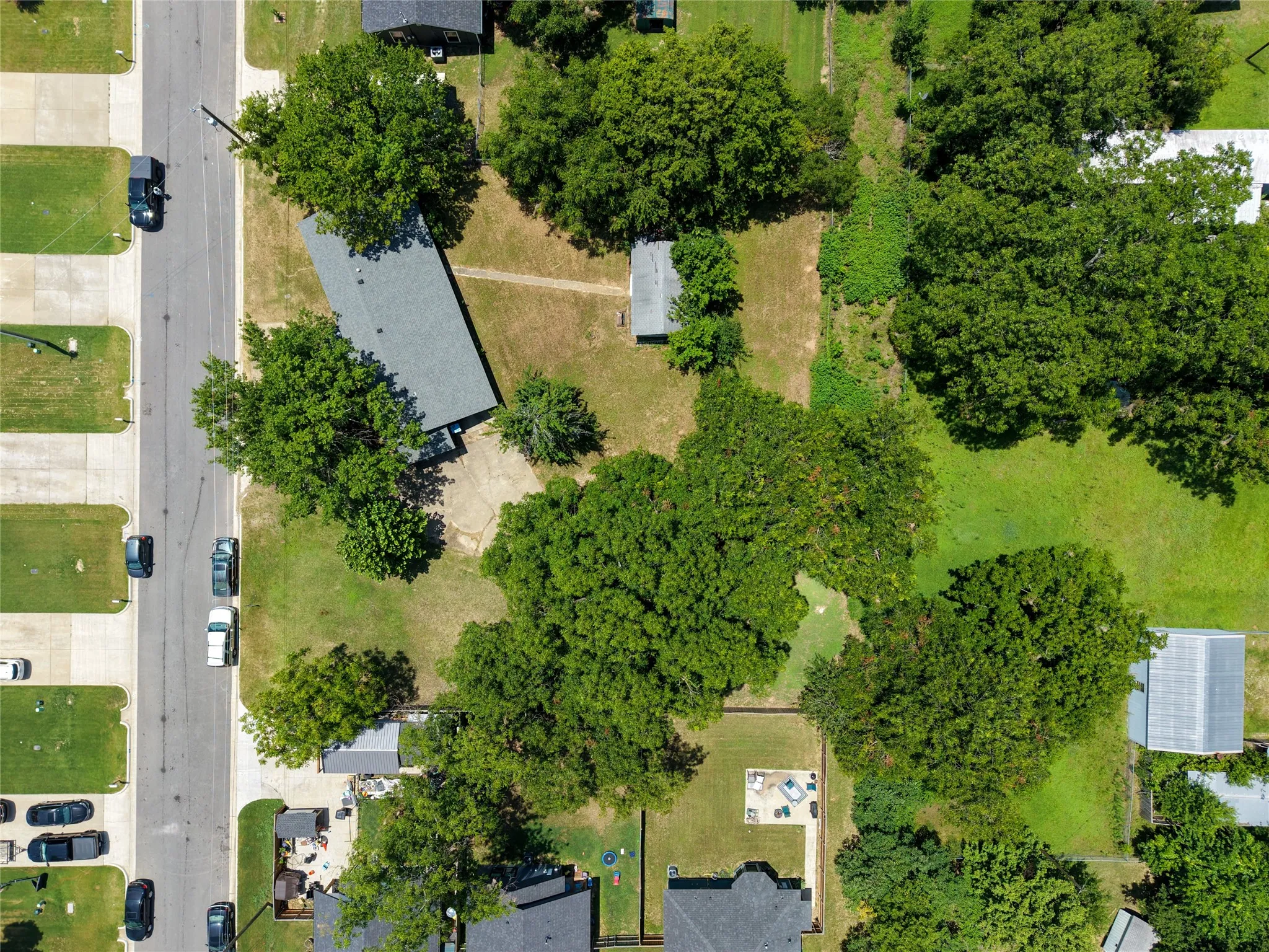 Mobile Home For Sale in Grayson County , 719 E Bullock Street, Denison, Texas 75021, 2 Bedroom, 2 Bathroom, Garage spaces, 910 Sqft, built in 1972, mls#21326863, Real Estate Agent in Denison, Homes For Sale in Grayson county, Homes For Sale in Denison, Realtor in Denison Texas, Real Estate Brokerage Independent Realty Texas, Luminita Cordes Realtor