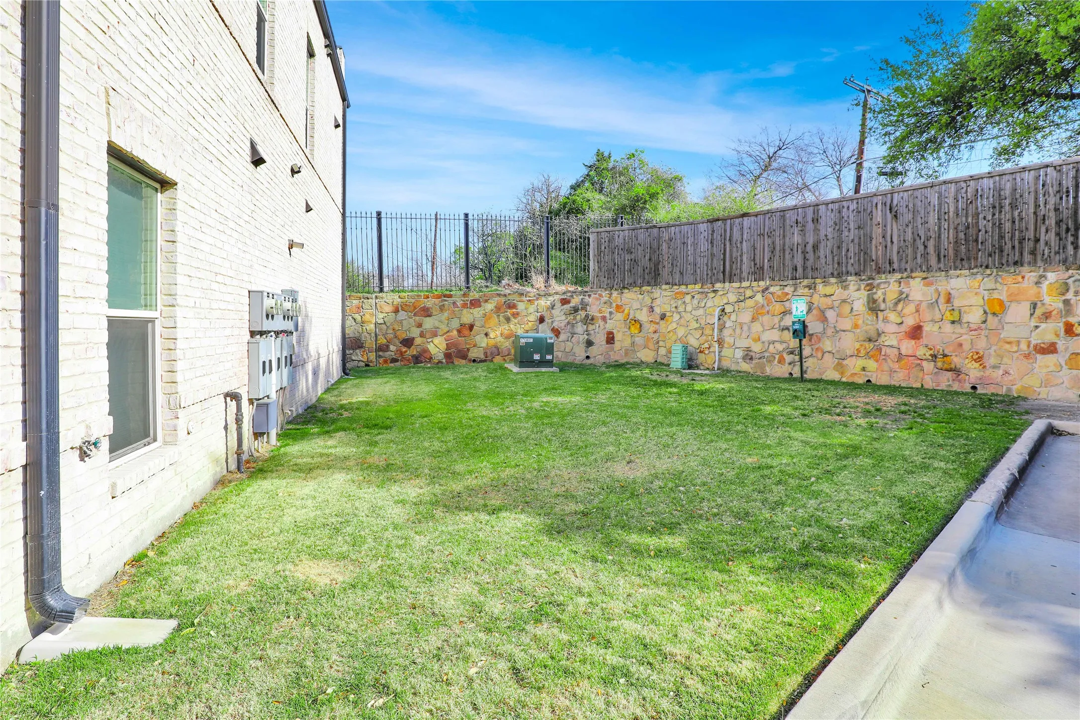 Townhouse For Sale in Dallas County , 7333 Valley View Lane 607, Dallas, Texas 75240, 3 Bedroom, 4 Bathroom, 2 Garage spaces, 1,897 Sqft, built in 2019, mls#21325225, Real Estate Agent in Dallas, Homes For Sale in Dallas county, Homes For Sale in Dallas, Realtor in Dallas Texas, Real Estate Brokerage Independent Realty Texas, Luminita Cordes Realtor