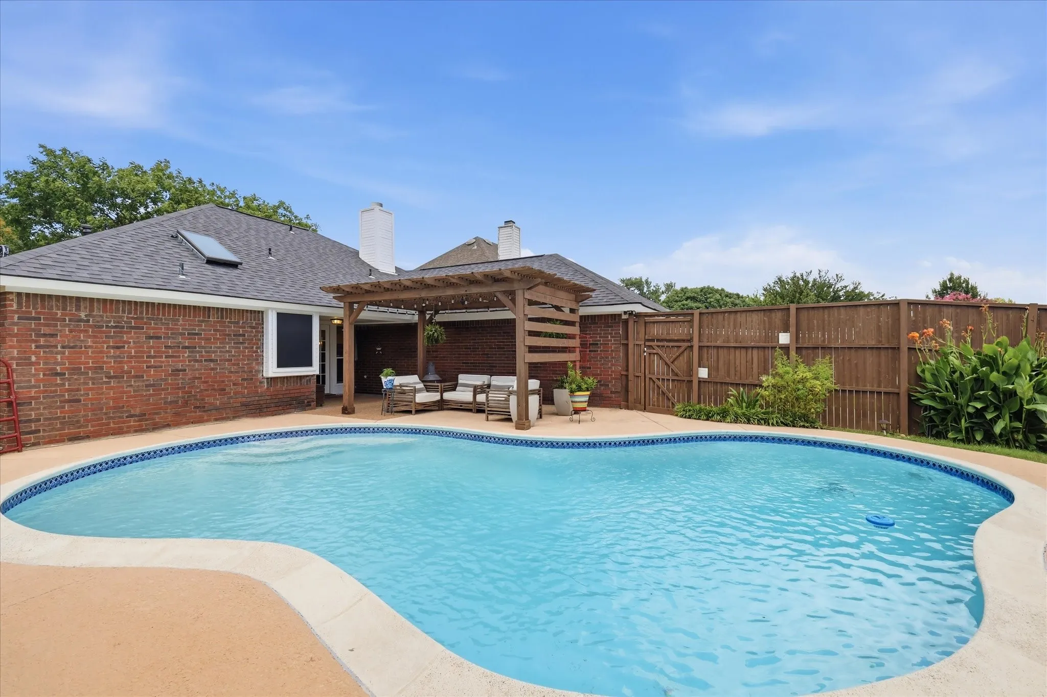 Single Family Residence For Sale in Denton County , 1324 Falcon Drive, Lewisville, Texas 75077, 3 Bedroom, 2 Bathroom, 2 Garage spaces, 1,775 Sqft, built in 1988, mls#21323260, Real Estate Agent in Lewisville, Homes For Sale in Denton county, Homes For Sale in Lewisville, Realtor in Lewisville Texas, Real Estate Brokerage Independent Realty Texas, Luminita Cordes Realtor
