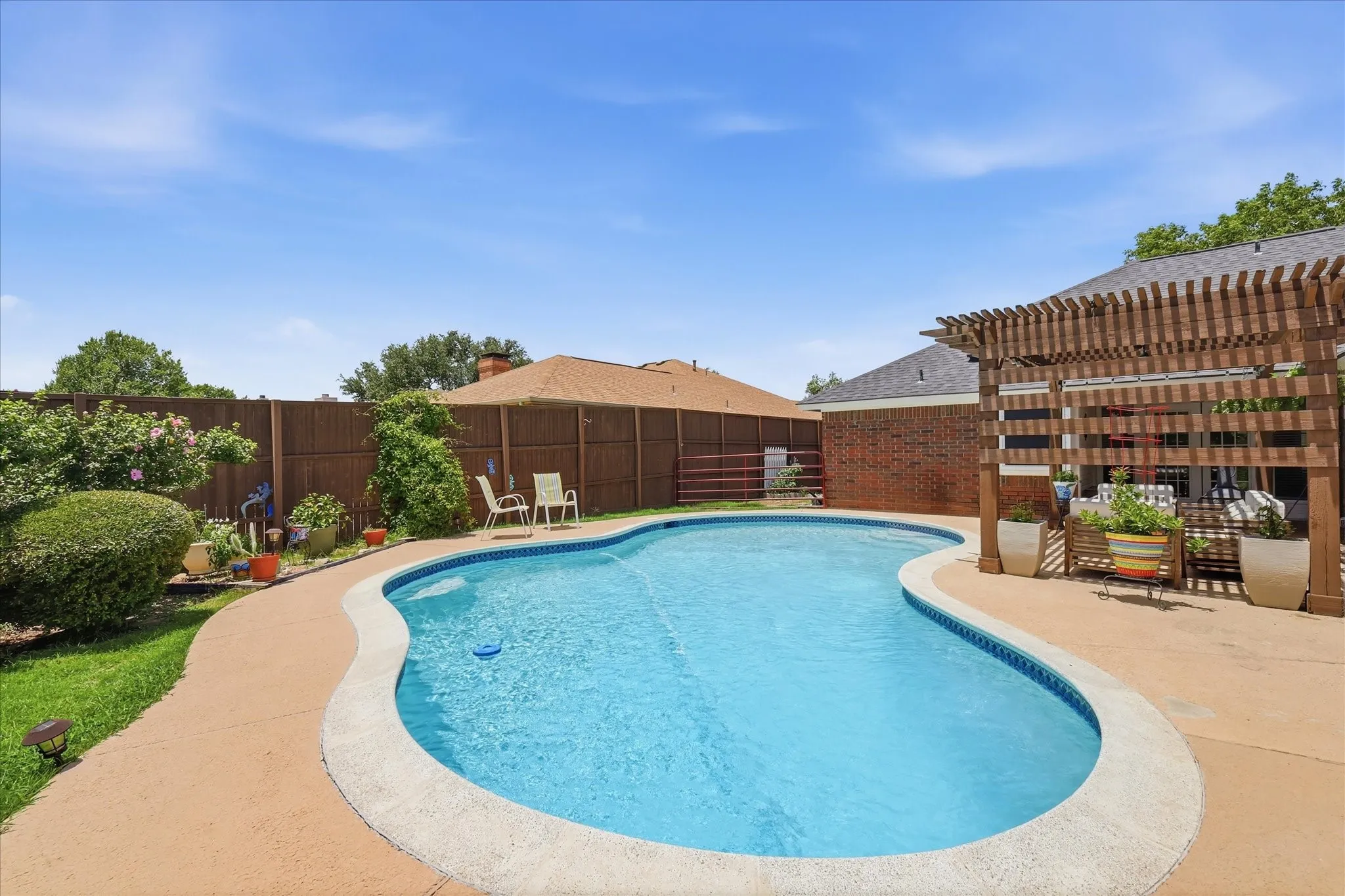 Single Family Residence For Sale in Denton County , 1324 Falcon Drive, Lewisville, Texas 75077, 3 Bedroom, 2 Bathroom, 2 Garage spaces, 1,775 Sqft, built in 1988, mls#21323260, Real Estate Agent in Lewisville, Homes For Sale in Denton county, Homes For Sale in Lewisville, Realtor in Lewisville Texas, Real Estate Brokerage Independent Realty Texas, Luminita Cordes Realtor