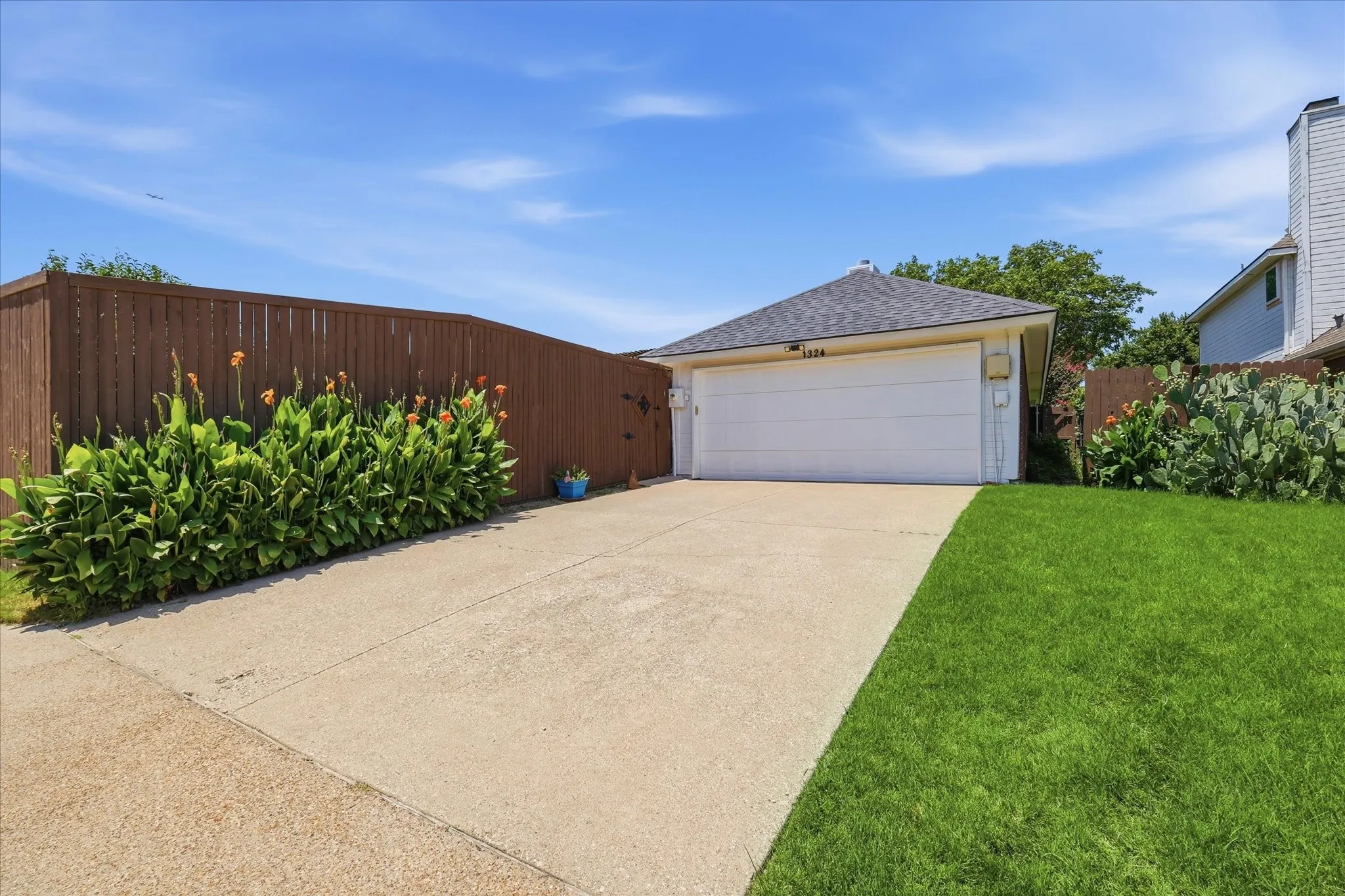 Single Family Residence For Sale in Denton County , 1324 Falcon Drive, Lewisville, Texas 75077, 3 Bedroom, 2 Bathroom, 2 Garage spaces, 1,775 Sqft, built in 1988, mls#21323260, Real Estate Agent in Lewisville, Homes For Sale in Denton county, Homes For Sale in Lewisville, Realtor in Lewisville Texas, Real Estate Brokerage Independent Realty Texas, Luminita Cordes Realtor