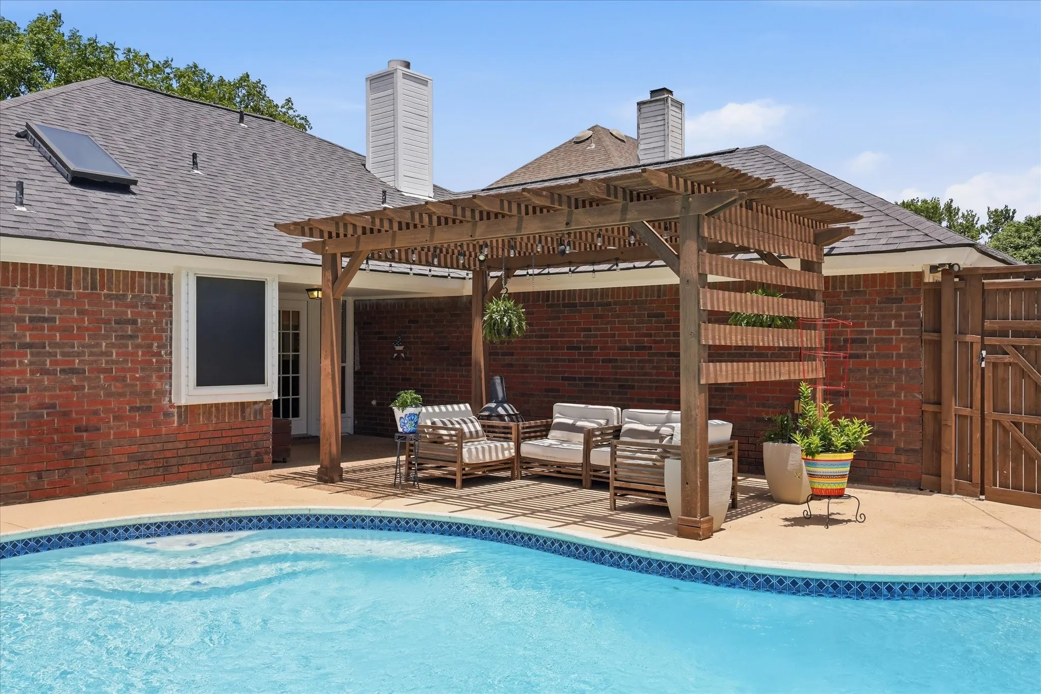 Single Family Residence For Sale in Denton County , 1324 Falcon Drive, Lewisville, Texas 75077, 3 Bedroom, 2 Bathroom, 2 Garage spaces, 1,775 Sqft, built in 1988, mls#21323260, Real Estate Agent in Lewisville, Homes For Sale in Denton county, Homes For Sale in Lewisville, Realtor in Lewisville Texas, Real Estate Brokerage Independent Realty Texas, Luminita Cordes Realtor