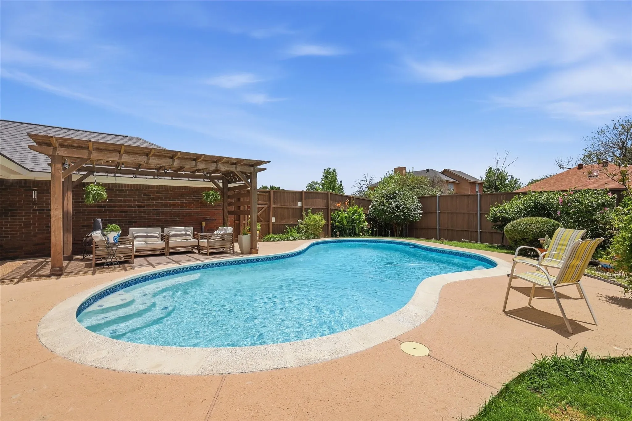 Single Family Residence For Sale in Denton County , 1324 Falcon Drive, Lewisville, Texas 75077, 3 Bedroom, 2 Bathroom, 2 Garage spaces, 1,775 Sqft, built in 1988, mls#21323260, Real Estate Agent in Lewisville, Homes For Sale in Denton county, Homes For Sale in Lewisville, Realtor in Lewisville Texas, Real Estate Brokerage Independent Realty Texas, Luminita Cordes Realtor