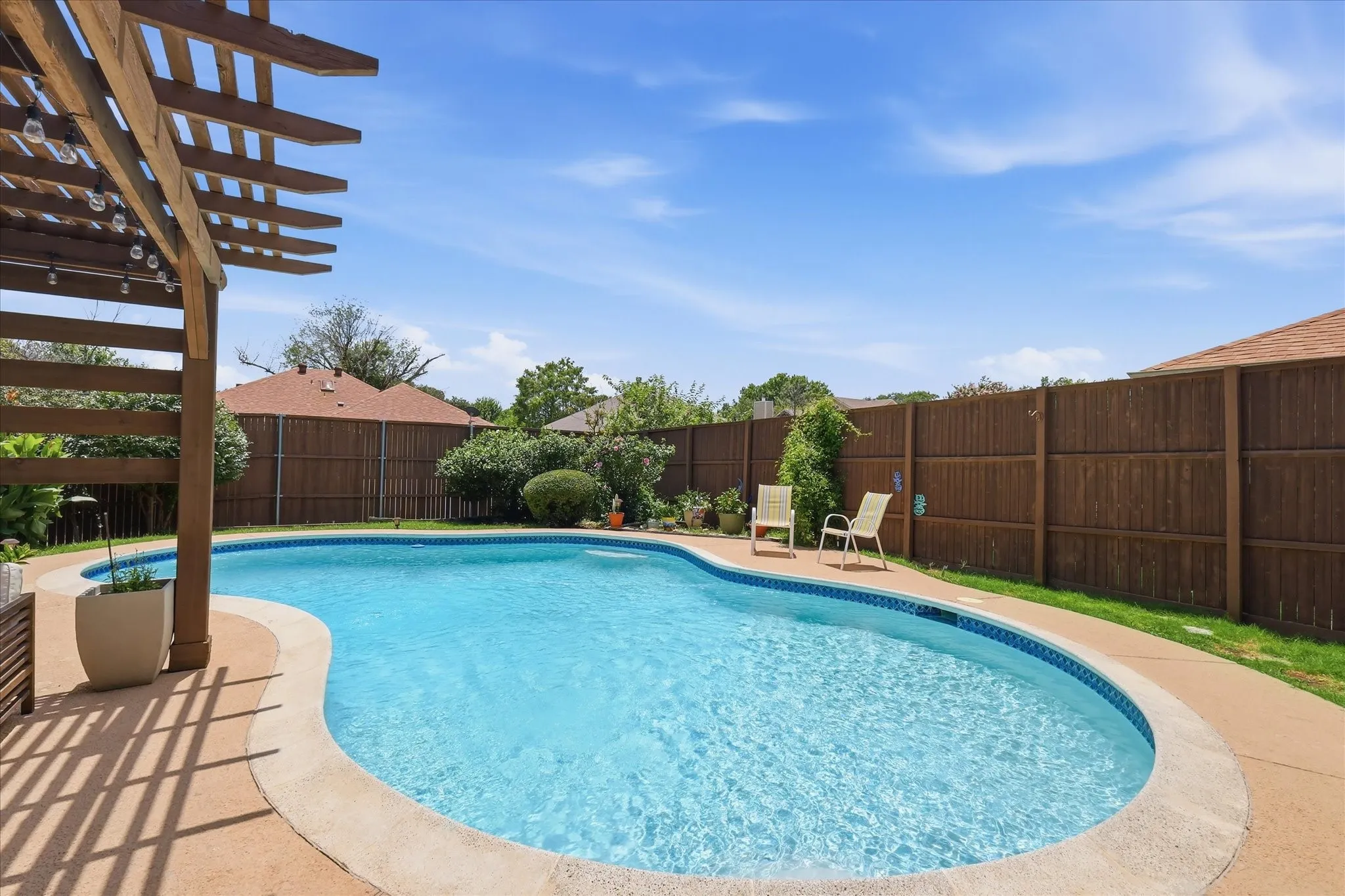 Single Family Residence For Sale in Denton County , 1324 Falcon Drive, Lewisville, Texas 75077, 3 Bedroom, 2 Bathroom, 2 Garage spaces, 1,775 Sqft, built in 1988, mls#21323260, Real Estate Agent in Lewisville, Homes For Sale in Denton county, Homes For Sale in Lewisville, Realtor in Lewisville Texas, Real Estate Brokerage Independent Realty Texas, Luminita Cordes Realtor