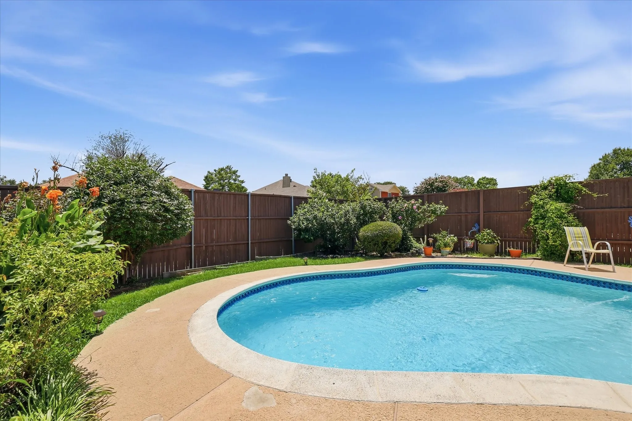 Single Family Residence For Sale in Denton County , 1324 Falcon Drive, Lewisville, Texas 75077, 3 Bedroom, 2 Bathroom, 2 Garage spaces, 1,775 Sqft, built in 1988, mls#21323260, Real Estate Agent in Lewisville, Homes For Sale in Denton county, Homes For Sale in Lewisville, Realtor in Lewisville Texas, Real Estate Brokerage Independent Realty Texas, Luminita Cordes Realtor