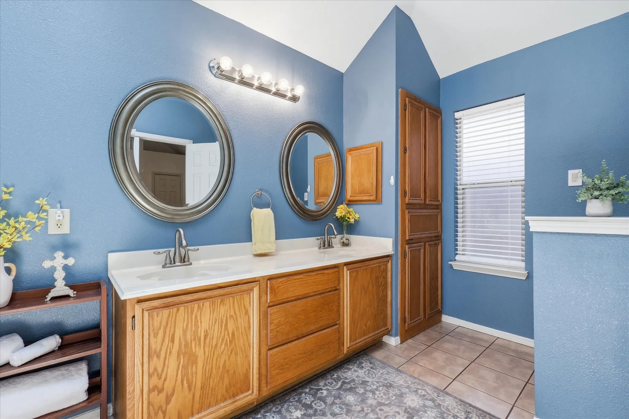 Single Family Residence For Sale in Denton County , 1324 Falcon Drive, Lewisville, Texas 75077, 3 Bedroom, 2 Bathroom, 2 Garage spaces, 1,775 Sqft, built in 1988, mls#21323260, Real Estate Agent in Lewisville, Homes For Sale in Denton county, Homes For Sale in Lewisville, Realtor in Lewisville Texas, Real Estate Brokerage Independent Realty Texas, Luminita Cordes Realtor