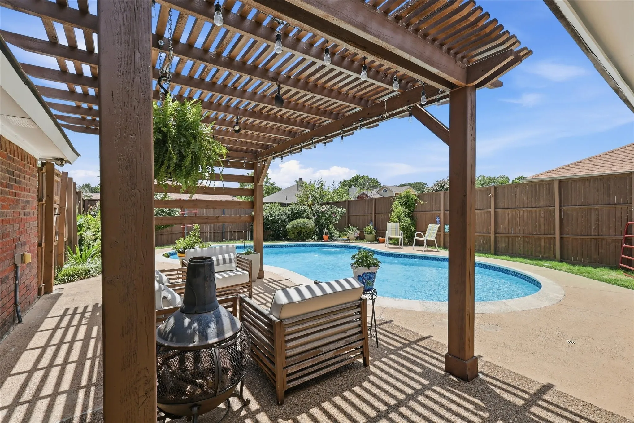 Single Family Residence For Sale in Denton County , 1324 Falcon Drive, Lewisville, Texas 75077, 3 Bedroom, 2 Bathroom, 2 Garage spaces, 1,775 Sqft, built in 1988, mls#21323260, Real Estate Agent in Lewisville, Homes For Sale in Denton county, Homes For Sale in Lewisville, Realtor in Lewisville Texas, Real Estate Brokerage Independent Realty Texas, Luminita Cordes Realtor