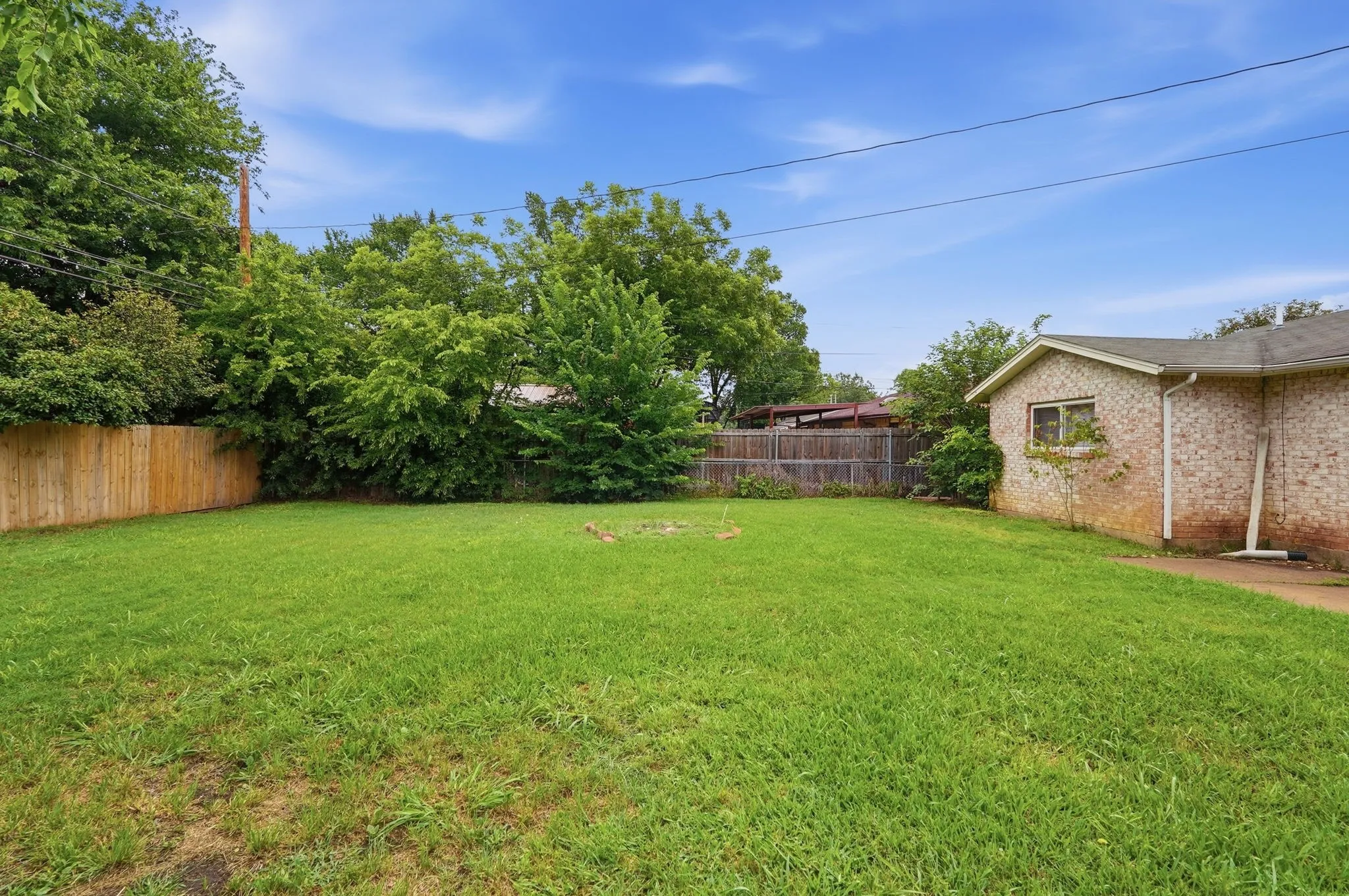 Single Family Residence For Sale in Tarrant County , 1511 E Tucker Boulevard, Arlington, Texas 76010, 3 Bedroom, 3 Bathroom, 1 Garage spaces, 1,108 Sqft, built in 1965, mls#21276540, Real Estate Agent in Arlington, Homes For Sale in Tarrant county, Homes For Sale in Arlington, Realtor in Arlington Texas, Real Estate Brokerage Independent Realty Texas, Luminita Cordes Realtor