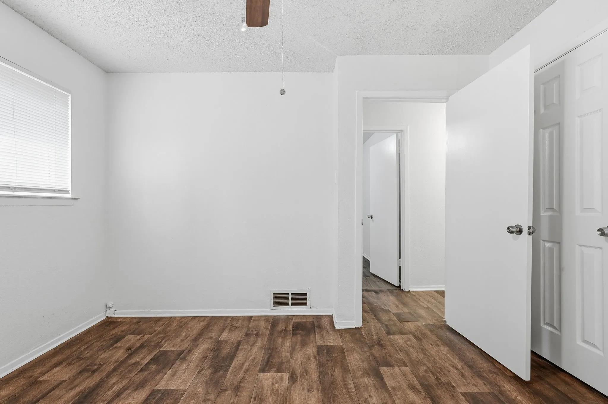Single Family Residence For Sale in Tarrant County , 1511 E Tucker Boulevard, Arlington, Texas 76010, 3 Bedroom, 3 Bathroom, 1 Garage spaces, 1,108 Sqft, built in 1965, mls#21276540, Real Estate Agent in Arlington, Homes For Sale in Tarrant county, Homes For Sale in Arlington, Realtor in Arlington Texas, Real Estate Brokerage Independent Realty Texas, Luminita Cordes Realtor
