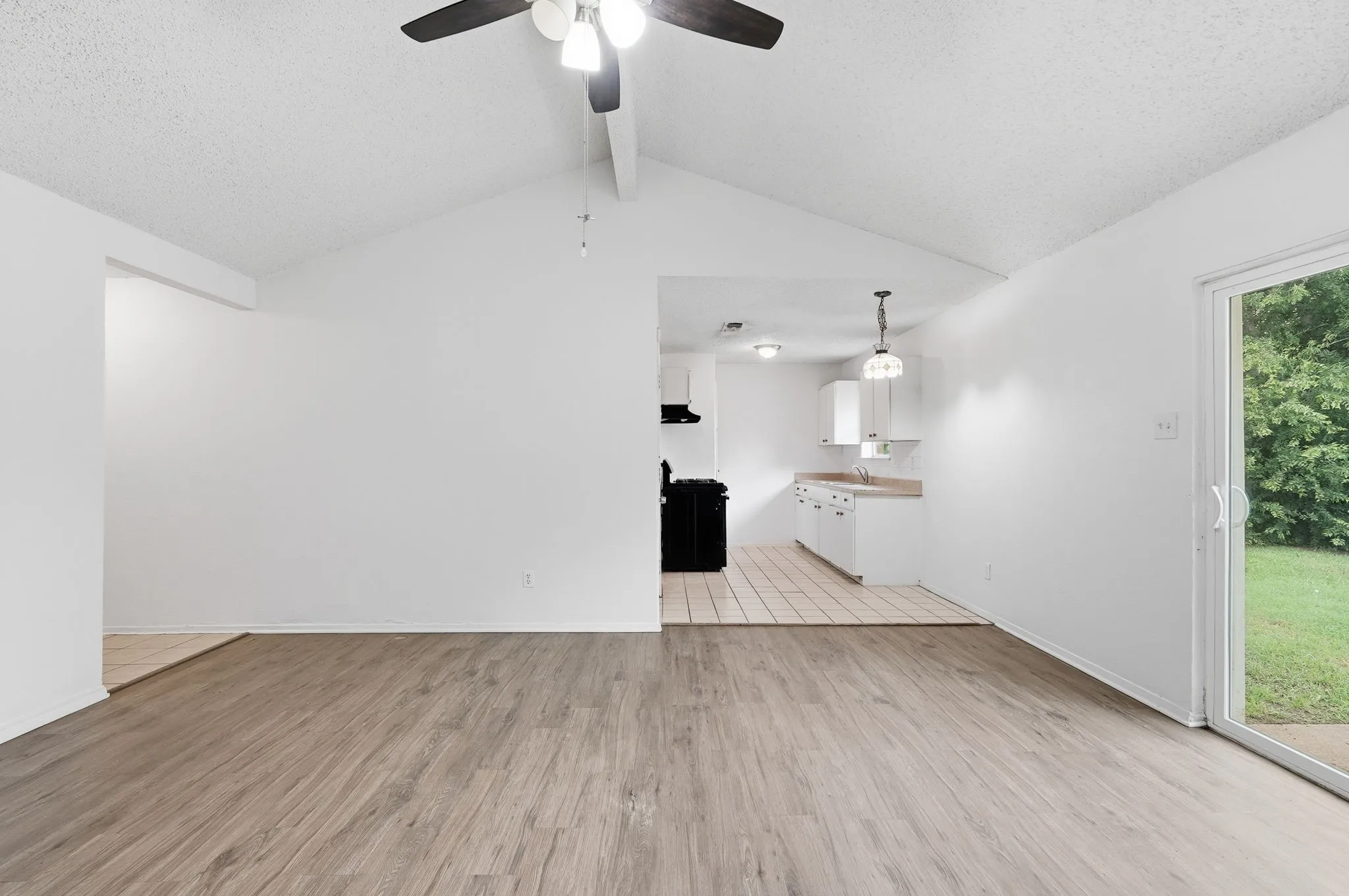 Single Family Residence For Sale in Tarrant County , 1511 E Tucker Boulevard, Arlington, Texas 76010, 3 Bedroom, 3 Bathroom, 1 Garage spaces, 1,108 Sqft, built in 1965, mls#21276540, Real Estate Agent in Arlington, Homes For Sale in Tarrant county, Homes For Sale in Arlington, Realtor in Arlington Texas, Real Estate Brokerage Independent Realty Texas, Luminita Cordes Realtor