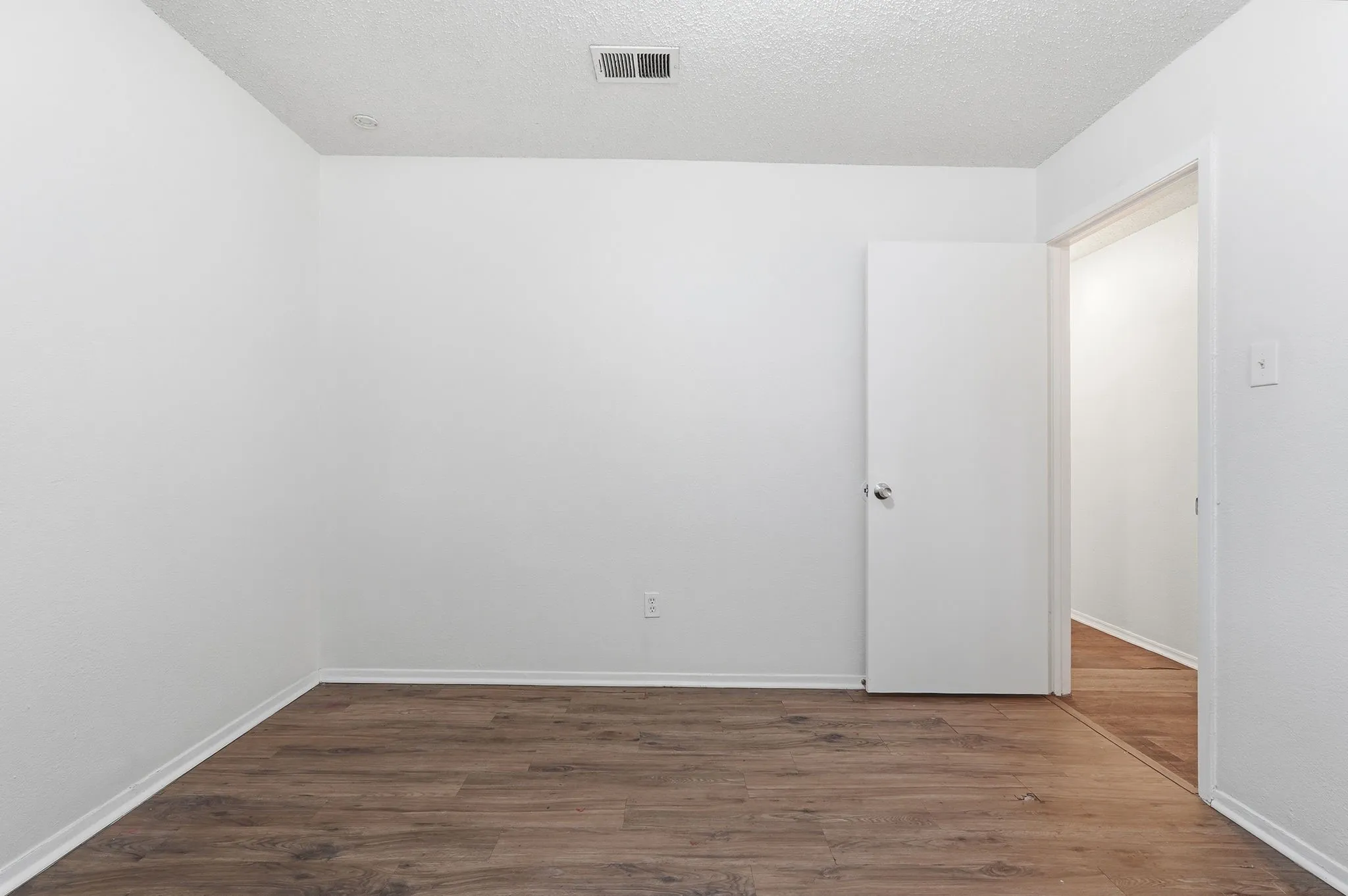 Single Family Residence For Sale in Tarrant County , 1511 E Tucker Boulevard, Arlington, Texas 76010, 3 Bedroom, 3 Bathroom, 1 Garage spaces, 1,108 Sqft, built in 1965, mls#21276540, Real Estate Agent in Arlington, Homes For Sale in Tarrant county, Homes For Sale in Arlington, Realtor in Arlington Texas, Real Estate Brokerage Independent Realty Texas, Luminita Cordes Realtor