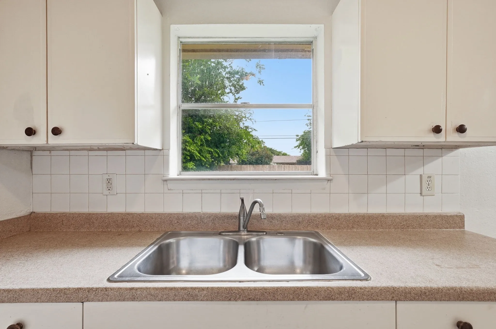 Single Family Residence For Sale in Tarrant County , 1511 E Tucker Boulevard, Arlington, Texas 76010, 3 Bedroom, 3 Bathroom, 1 Garage spaces, 1,108 Sqft, built in 1965, mls#21276540, Real Estate Agent in Arlington, Homes For Sale in Tarrant county, Homes For Sale in Arlington, Realtor in Arlington Texas, Real Estate Brokerage Independent Realty Texas, Luminita Cordes Realtor