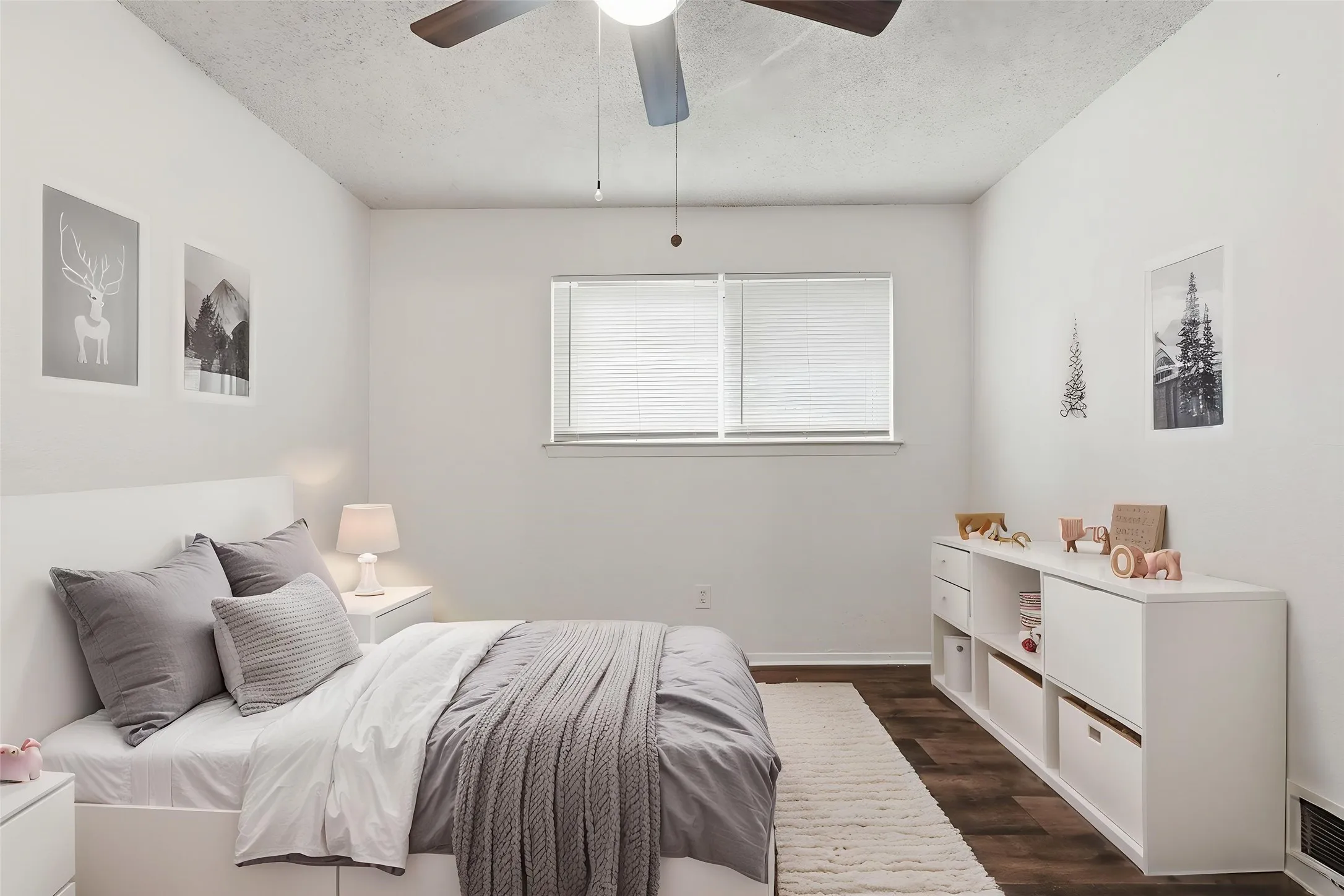 Single Family Residence For Sale in Tarrant County , 1511 E Tucker Boulevard, Arlington, Texas 76010, 3 Bedroom, 3 Bathroom, 1 Garage spaces, 1,108 Sqft, built in 1965, mls#21276540, Real Estate Agent in Arlington, Homes For Sale in Tarrant county, Homes For Sale in Arlington, Realtor in Arlington Texas, Real Estate Brokerage Independent Realty Texas, Luminita Cordes Realtor