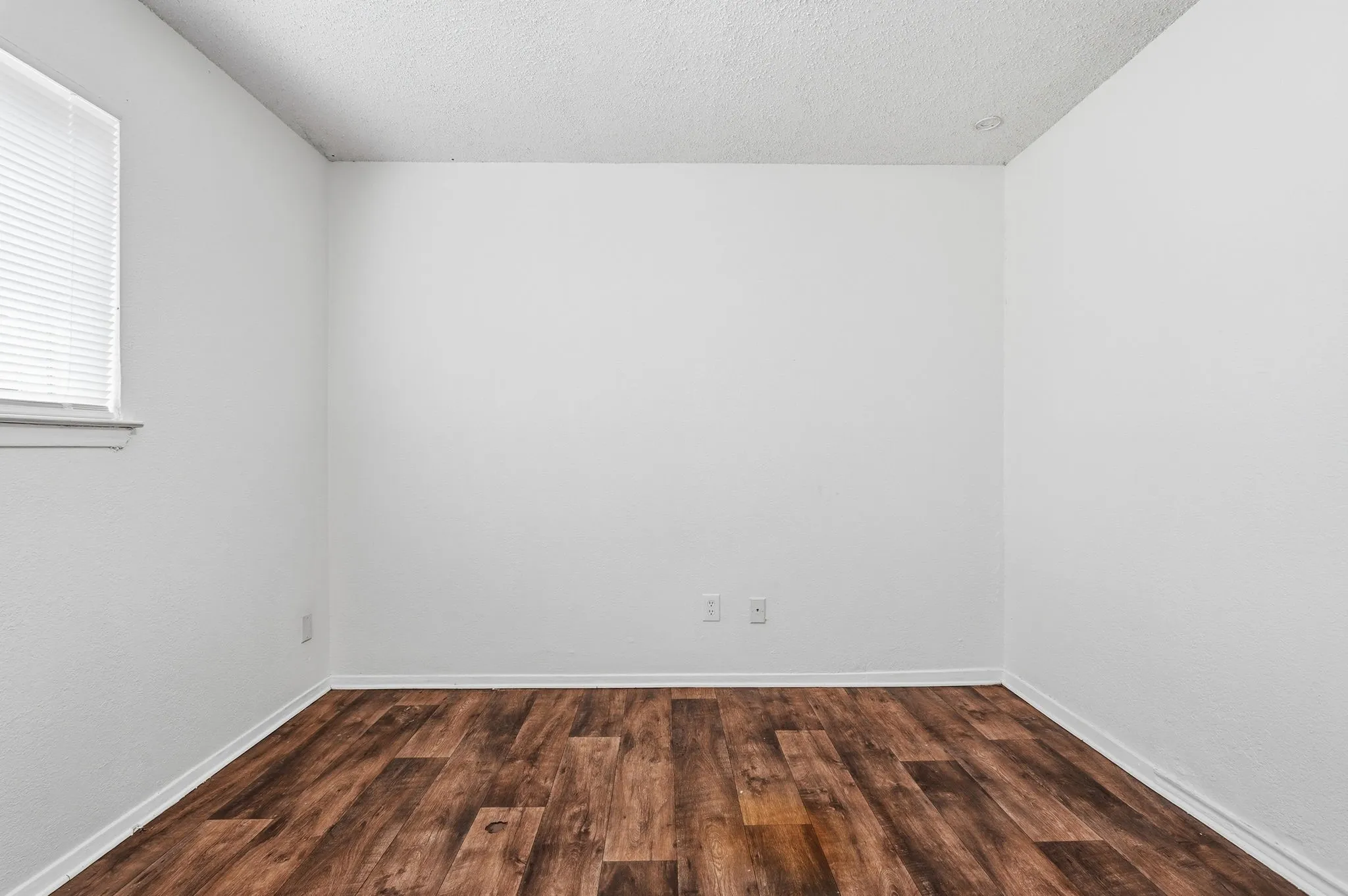 Single Family Residence For Sale in Tarrant County , 1511 E Tucker Boulevard, Arlington, Texas 76010, 3 Bedroom, 3 Bathroom, 1 Garage spaces, 1,108 Sqft, built in 1965, mls#21276540, Real Estate Agent in Arlington, Homes For Sale in Tarrant county, Homes For Sale in Arlington, Realtor in Arlington Texas, Real Estate Brokerage Independent Realty Texas, Luminita Cordes Realtor