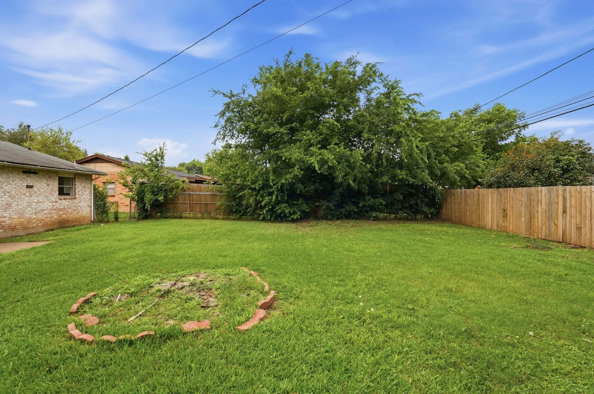 Single Family Residence For Sale in Tarrant County , 1511 E Tucker Boulevard, Arlington, Texas 76010, 3 Bedroom, 3 Bathroom, 1 Garage spaces, 1,108 Sqft, built in 1965, mls#21276540, Real Estate Agent in Arlington, Homes For Sale in Tarrant county, Homes For Sale in Arlington, Realtor in Arlington Texas, Real Estate Brokerage Independent Realty Texas, Luminita Cordes Realtor