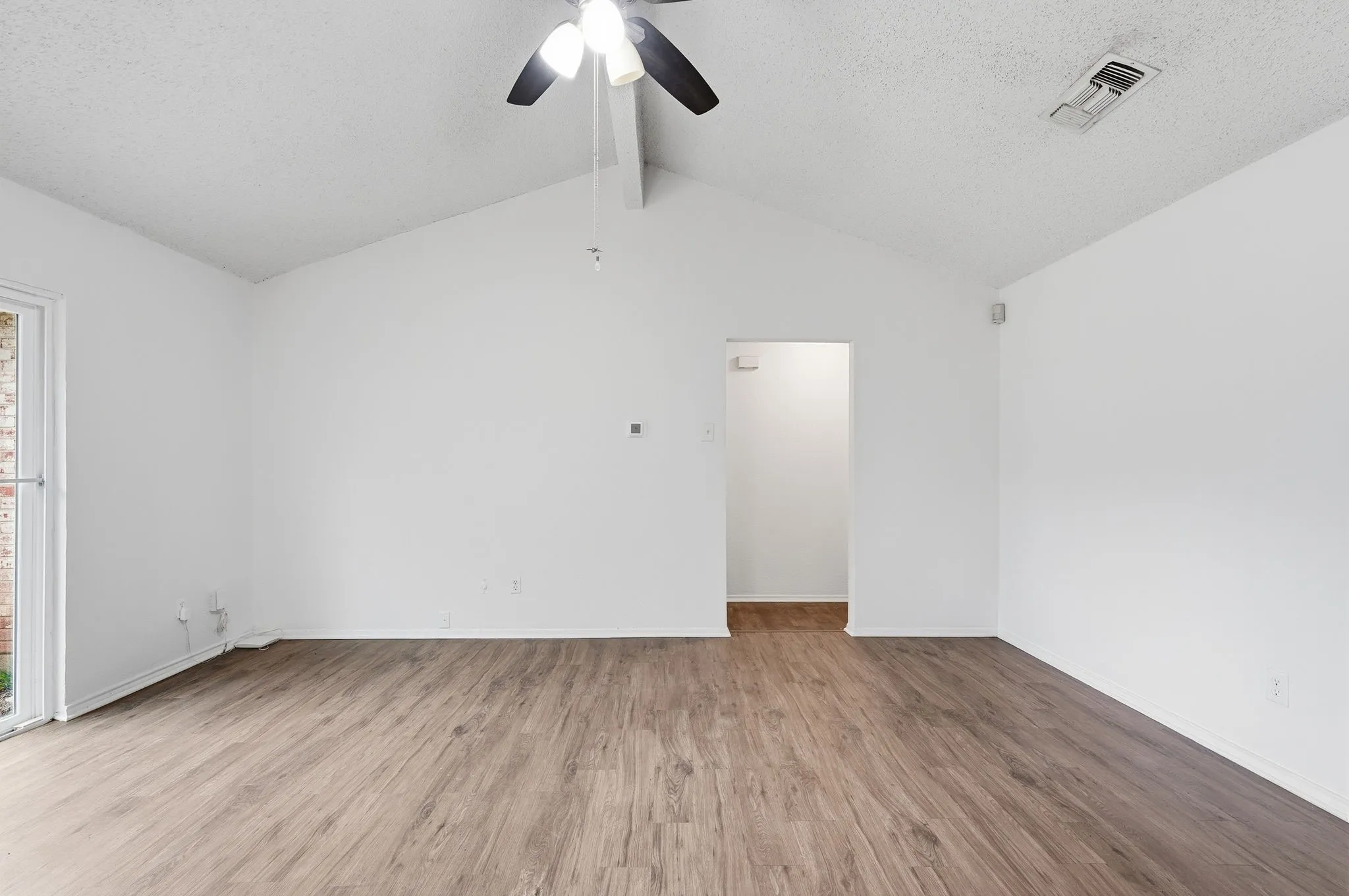 Single Family Residence For Sale in Tarrant County , 1511 E Tucker Boulevard, Arlington, Texas 76010, 3 Bedroom, 3 Bathroom, 1 Garage spaces, 1,108 Sqft, built in 1965, mls#21276540, Real Estate Agent in Arlington, Homes For Sale in Tarrant county, Homes For Sale in Arlington, Realtor in Arlington Texas, Real Estate Brokerage Independent Realty Texas, Luminita Cordes Realtor