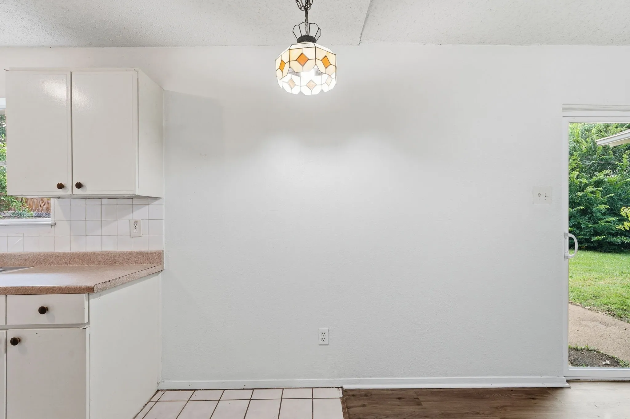 Single Family Residence For Sale in Tarrant County , 1511 E Tucker Boulevard, Arlington, Texas 76010, 3 Bedroom, 3 Bathroom, 1 Garage spaces, 1,108 Sqft, built in 1965, mls#21276540, Real Estate Agent in Arlington, Homes For Sale in Tarrant county, Homes For Sale in Arlington, Realtor in Arlington Texas, Real Estate Brokerage Independent Realty Texas, Luminita Cordes Realtor