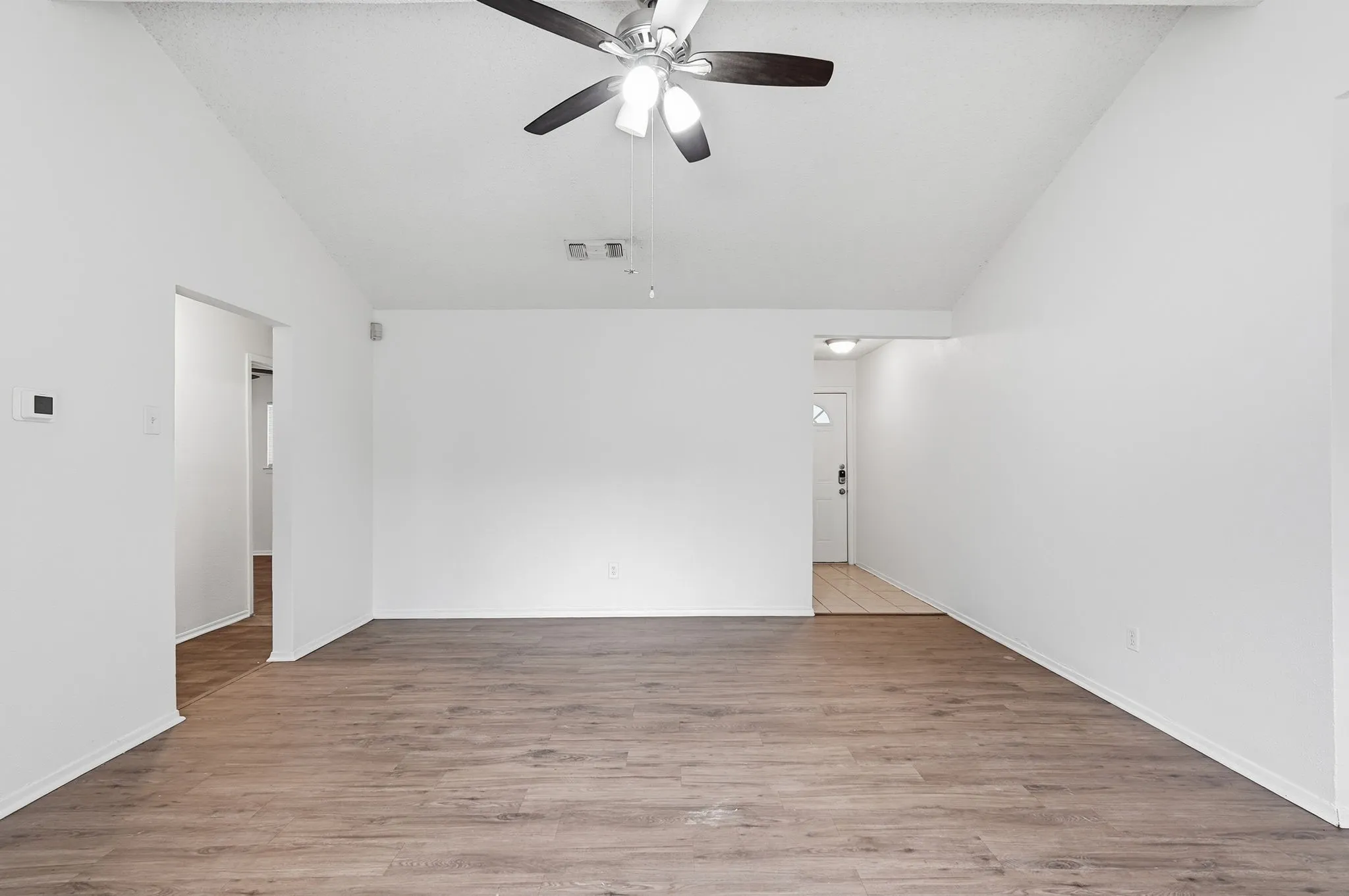 Single Family Residence For Sale in Tarrant County , 1511 E Tucker Boulevard, Arlington, Texas 76010, 3 Bedroom, 3 Bathroom, 1 Garage spaces, 1,108 Sqft, built in 1965, mls#21276540, Real Estate Agent in Arlington, Homes For Sale in Tarrant county, Homes For Sale in Arlington, Realtor in Arlington Texas, Real Estate Brokerage Independent Realty Texas, Luminita Cordes Realtor