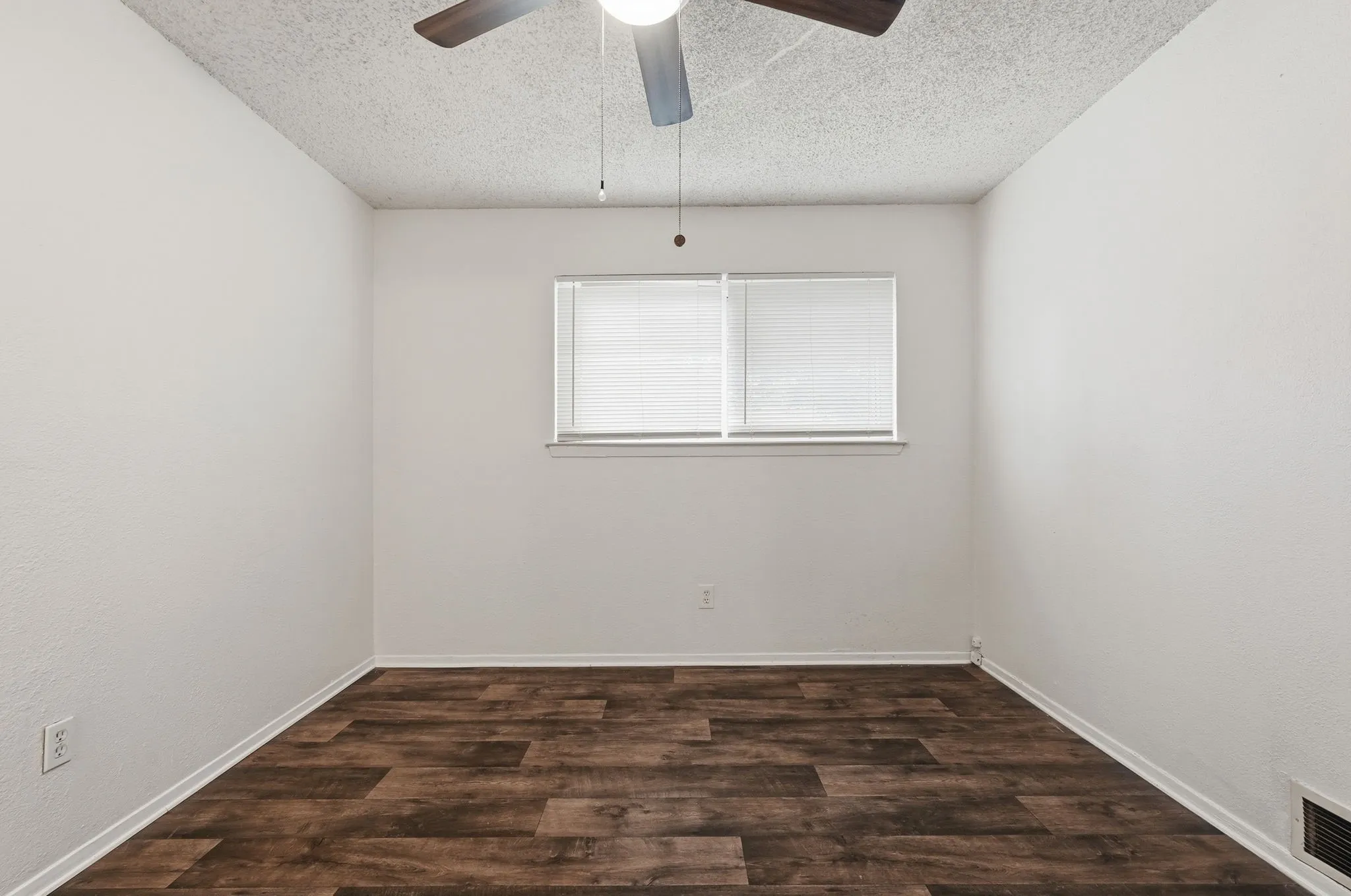 Single Family Residence For Sale in Tarrant County , 1511 E Tucker Boulevard, Arlington, Texas 76010, 3 Bedroom, 3 Bathroom, 1 Garage spaces, 1,108 Sqft, built in 1965, mls#21276540, Real Estate Agent in Arlington, Homes For Sale in Tarrant county, Homes For Sale in Arlington, Realtor in Arlington Texas, Real Estate Brokerage Independent Realty Texas, Luminita Cordes Realtor