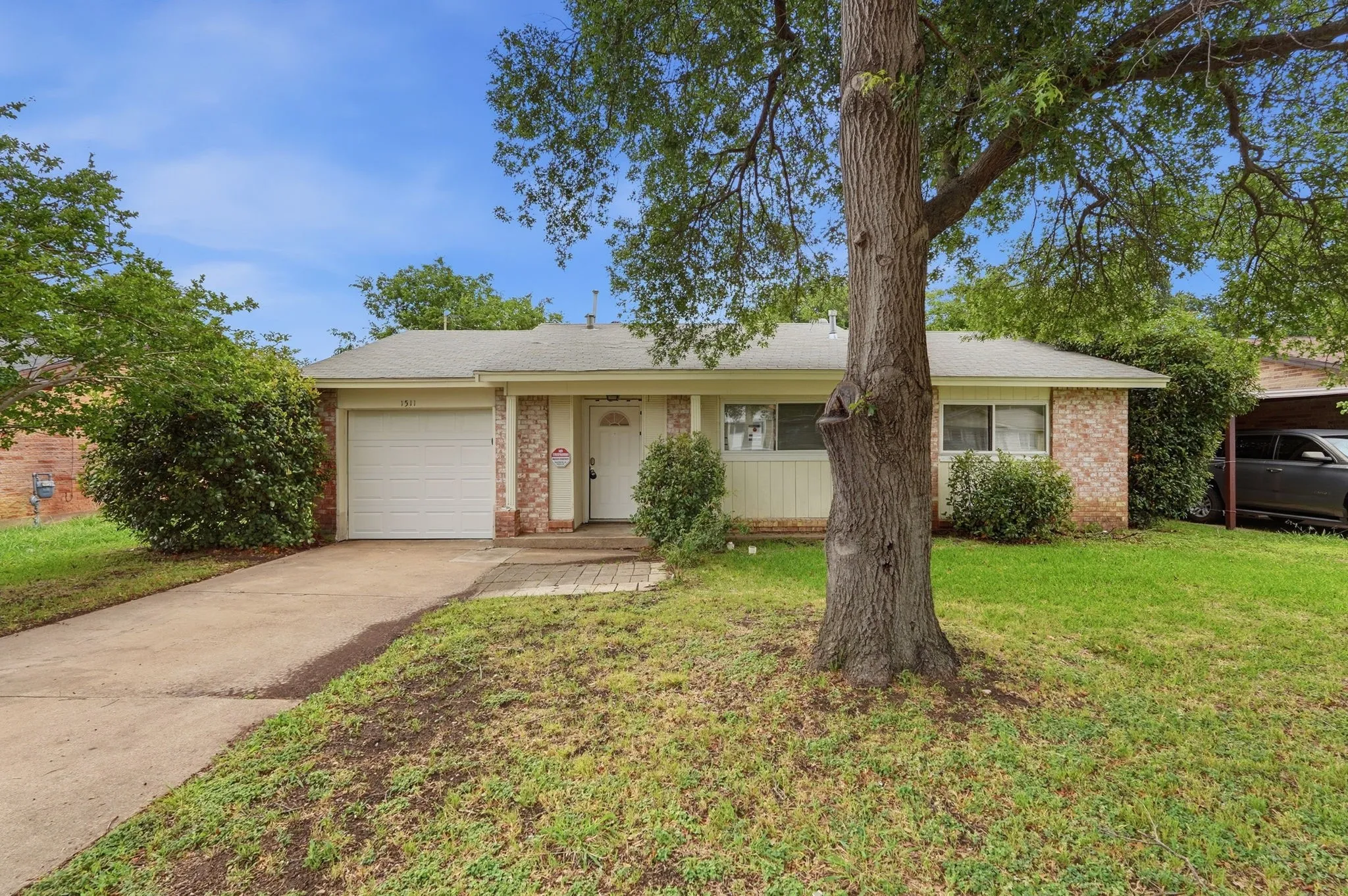 Single Family Residence For Sale in Tarrant County , 1511 E Tucker Boulevard, Arlington, Texas 76010, 3 Bedroom, 3 Bathroom, 1 Garage spaces, 1,108 Sqft, built in 1965, mls#21276540, Real Estate Agent in Arlington, Homes For Sale in Tarrant county, Homes For Sale in Arlington, Realtor in Arlington Texas, Real Estate Brokerage Independent Realty Texas, Luminita Cordes Realtor