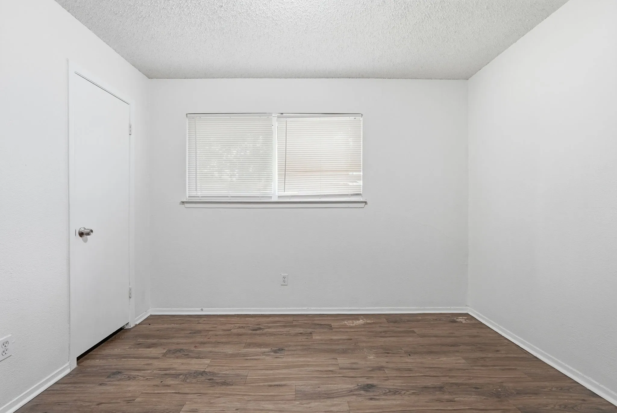 Single Family Residence For Sale in Tarrant County , 1511 E Tucker Boulevard, Arlington, Texas 76010, 3 Bedroom, 3 Bathroom, 1 Garage spaces, 1,108 Sqft, built in 1965, mls#21276540, Real Estate Agent in Arlington, Homes For Sale in Tarrant county, Homes For Sale in Arlington, Realtor in Arlington Texas, Real Estate Brokerage Independent Realty Texas, Luminita Cordes Realtor