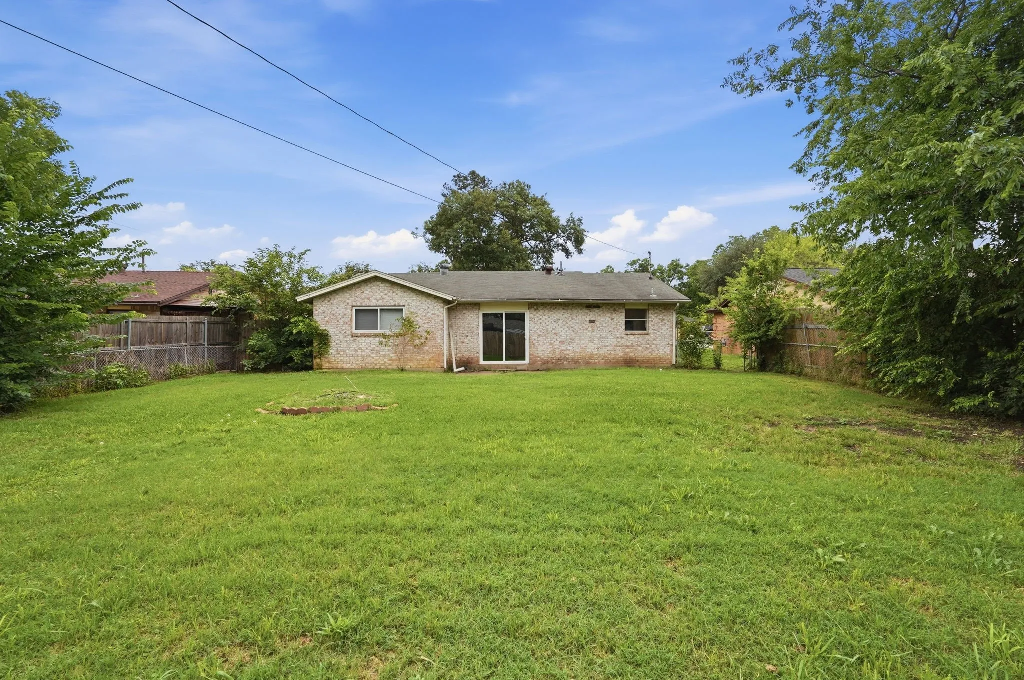 Single Family Residence For Sale in Tarrant County , 1511 E Tucker Boulevard, Arlington, Texas 76010, 3 Bedroom, 3 Bathroom, 1 Garage spaces, 1,108 Sqft, built in 1965, mls#21276540, Real Estate Agent in Arlington, Homes For Sale in Tarrant county, Homes For Sale in Arlington, Realtor in Arlington Texas, Real Estate Brokerage Independent Realty Texas, Luminita Cordes Realtor