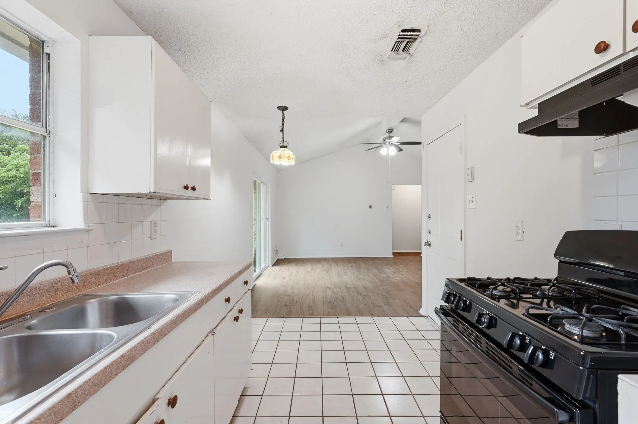 Single Family Residence For Sale in Tarrant County , 1511 E Tucker Boulevard, Arlington, Texas 76010, 3 Bedroom, 3 Bathroom, 1 Garage spaces, 1,108 Sqft, built in 1965, mls#21276540, Real Estate Agent in Arlington, Homes For Sale in Tarrant county, Homes For Sale in Arlington, Realtor in Arlington Texas, Real Estate Brokerage Independent Realty Texas, Luminita Cordes Realtor