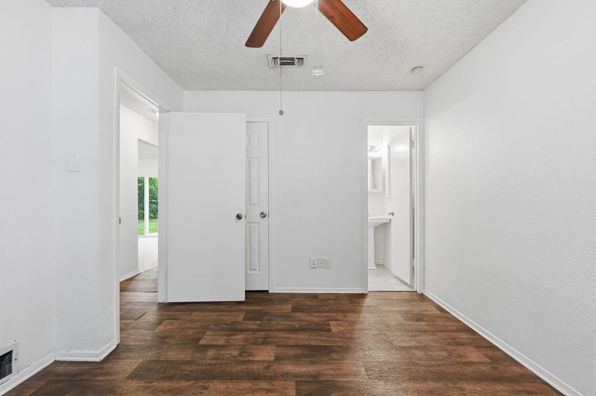 Single Family Residence For Sale in Tarrant County , 1511 E Tucker Boulevard, Arlington, Texas 76010, 3 Bedroom, 3 Bathroom, 1 Garage spaces, 1,108 Sqft, built in 1965, mls#21276540, Real Estate Agent in Arlington, Homes For Sale in Tarrant county, Homes For Sale in Arlington, Realtor in Arlington Texas, Real Estate Brokerage Independent Realty Texas, Luminita Cordes Realtor