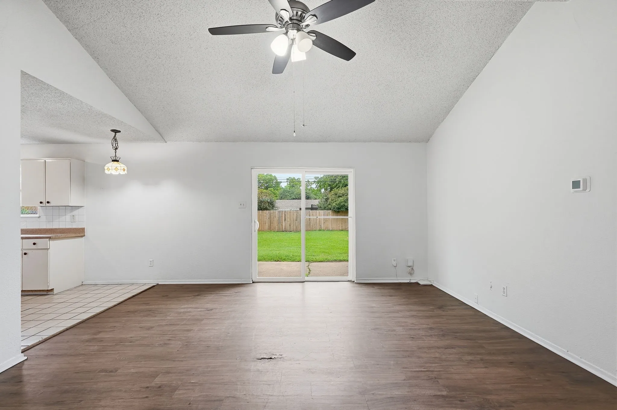 Single Family Residence For Sale in Tarrant County , 1511 E Tucker Boulevard, Arlington, Texas 76010, 3 Bedroom, 3 Bathroom, 1 Garage spaces, 1,108 Sqft, built in 1965, mls#21276540, Real Estate Agent in Arlington, Homes For Sale in Tarrant county, Homes For Sale in Arlington, Realtor in Arlington Texas, Real Estate Brokerage Independent Realty Texas, Luminita Cordes Realtor