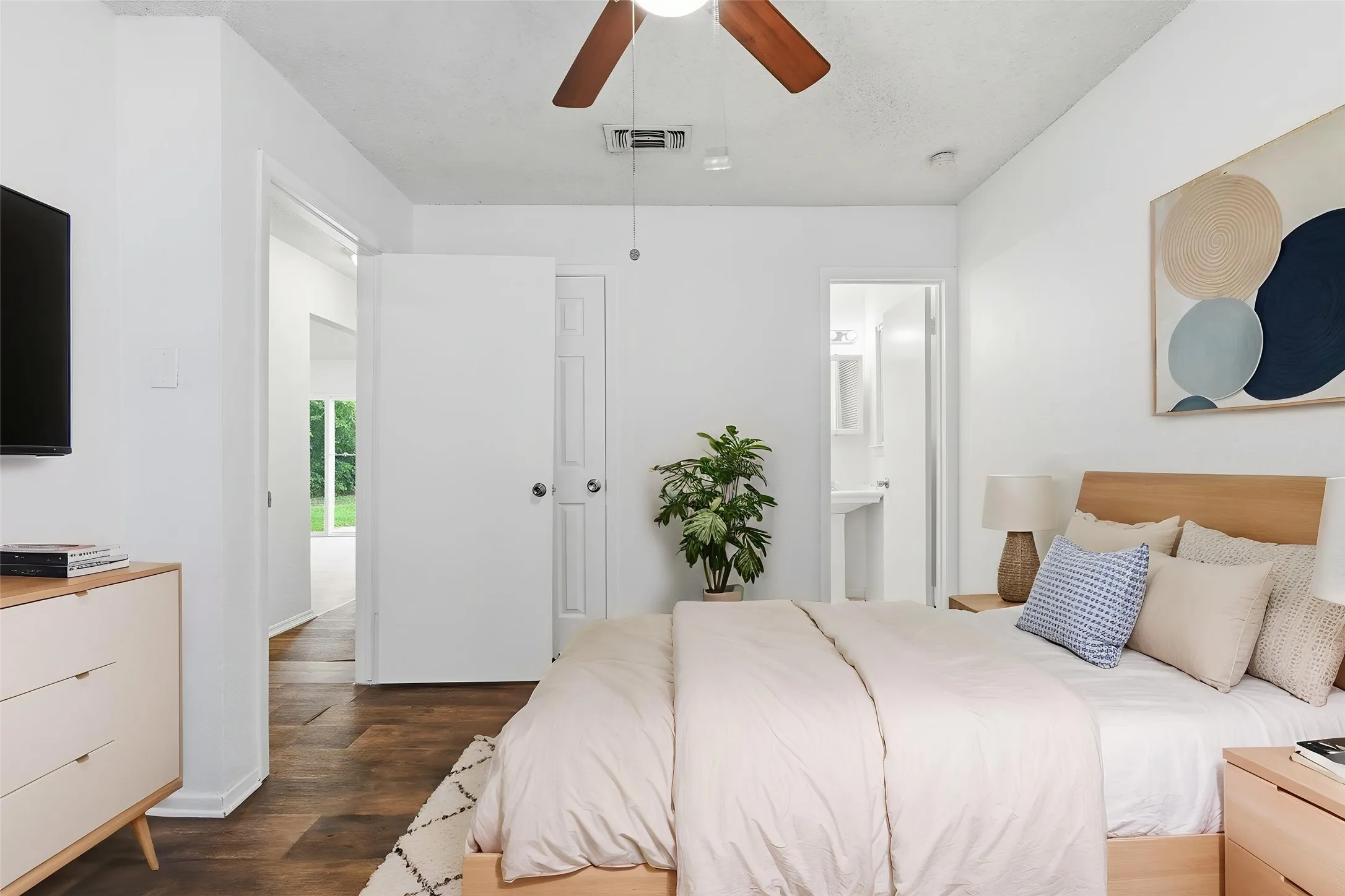 Single Family Residence For Sale in Tarrant County , 1511 E Tucker Boulevard, Arlington, Texas 76010, 3 Bedroom, 3 Bathroom, 1 Garage spaces, 1,108 Sqft, built in 1965, mls#21276540, Real Estate Agent in Arlington, Homes For Sale in Tarrant county, Homes For Sale in Arlington, Realtor in Arlington Texas, Real Estate Brokerage Independent Realty Texas, Luminita Cordes Realtor