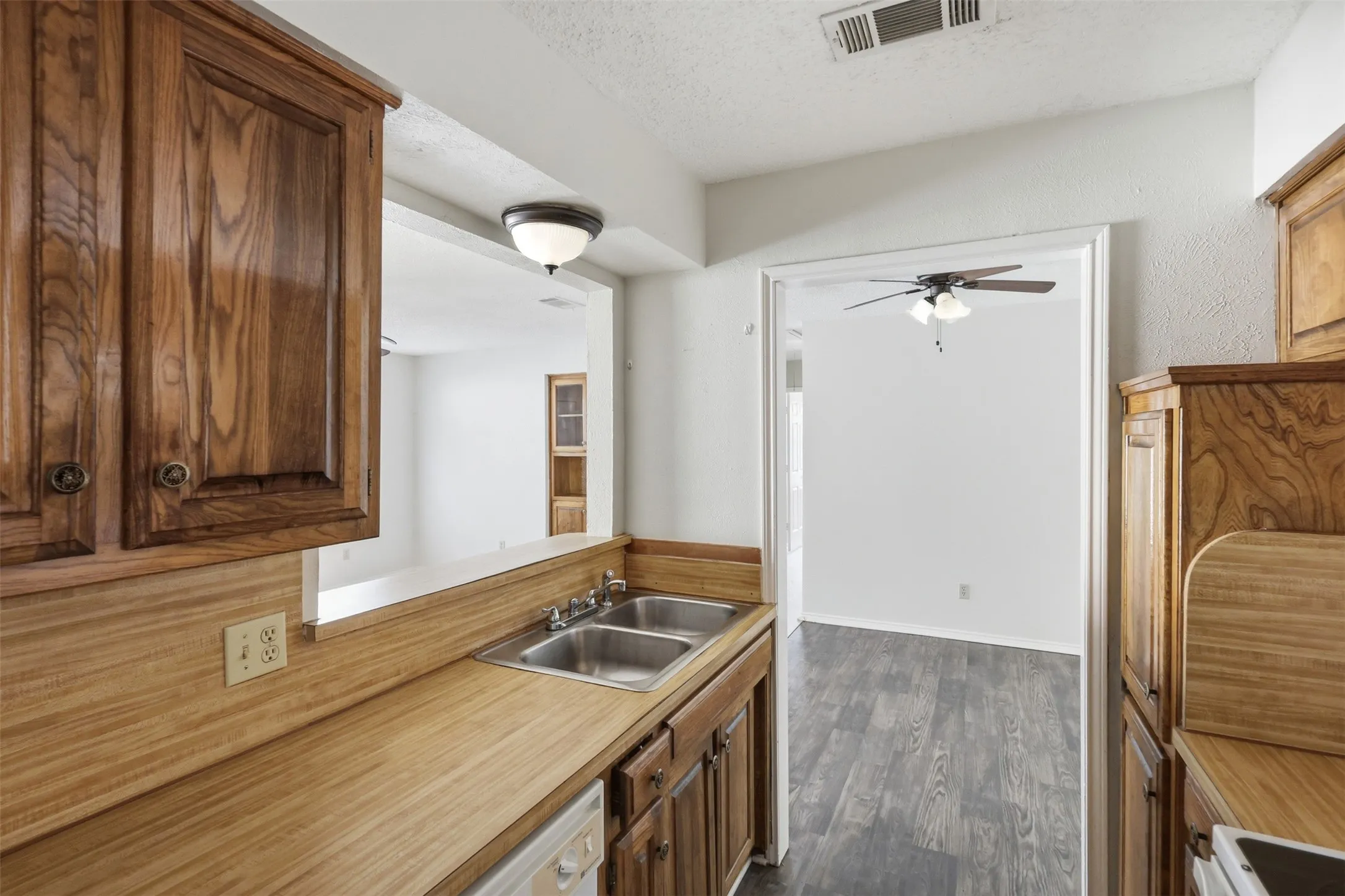 Single Family Residence For Sale in Denton County , 413 Gabe Court, Denton, Texas 76207, 3 Bedroom, 2 Bathroom, 1 Garage spaces, 1,088 Sqft, built in 1983, mls#21326178, Real Estate Agent in Denton, Homes For Sale in Denton county, Homes For Sale in Denton, Realtor in Denton Texas, Real Estate Brokerage Independent Realty Texas, Luminita Cordes Realtor