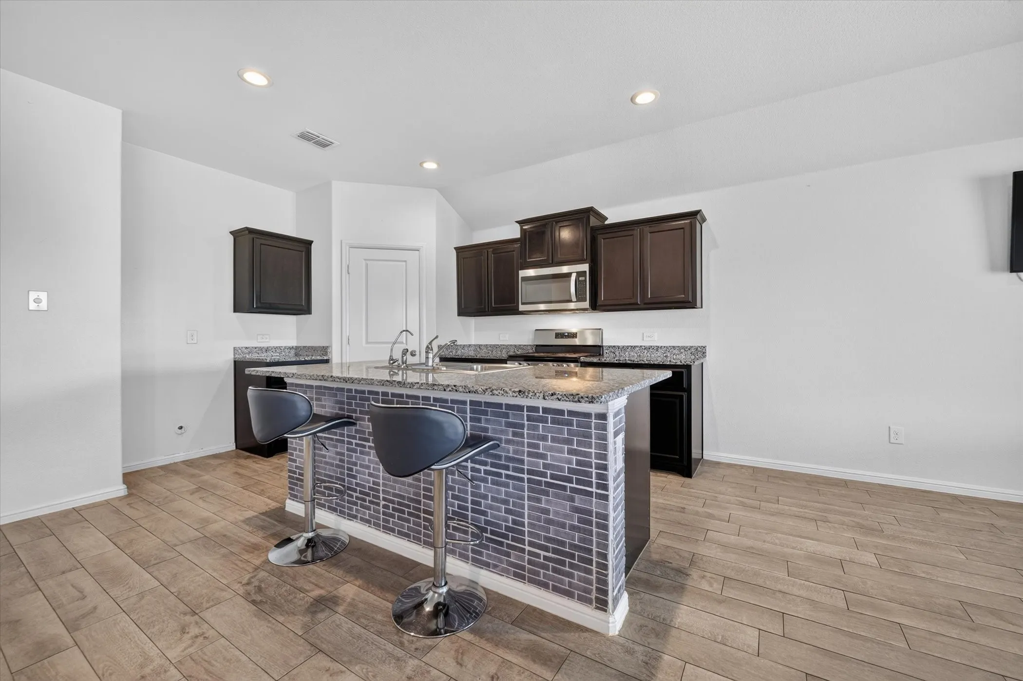 Single Family Residence For Sale in Tarrant County , 9745 Mint Hill Drive, Fort Worth, Texas 76108, 3 Bedroom, 2 Bathroom, 2 Garage spaces, 1,435 Sqft, built in 2020, mls#21323774, Real Estate Agent in Fort Worth, Homes For Sale in Tarrant county, Homes For Sale in Fort Worth, Realtor in Fort Worth Texas, Real Estate Brokerage Independent Realty Texas, Luminita Cordes Realtor