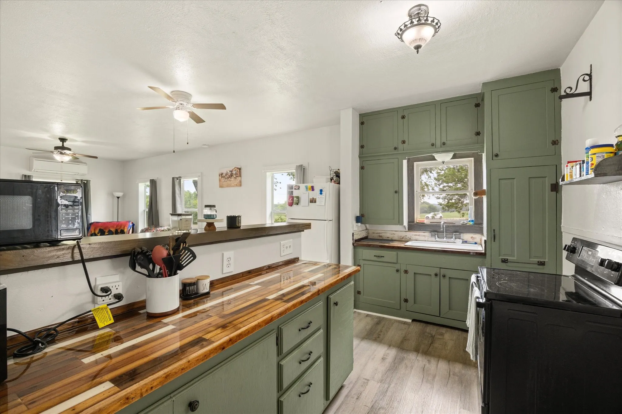 Single Family Residence For Sale in Erath County , 11755 W FM 8, Stephenville, Texas 76401, 4 Bedroom, 2 Bathroom, 3 Garage spaces, 1,968 Sqft, built in 1920, mls#21326968, Real Estate Agent in Stephenville, Homes For Sale in Erath county, Homes For Sale in Stephenville, Realtor in Stephenville Texas, Real Estate Brokerage Independent Realty Texas, Luminita Cordes Realtor