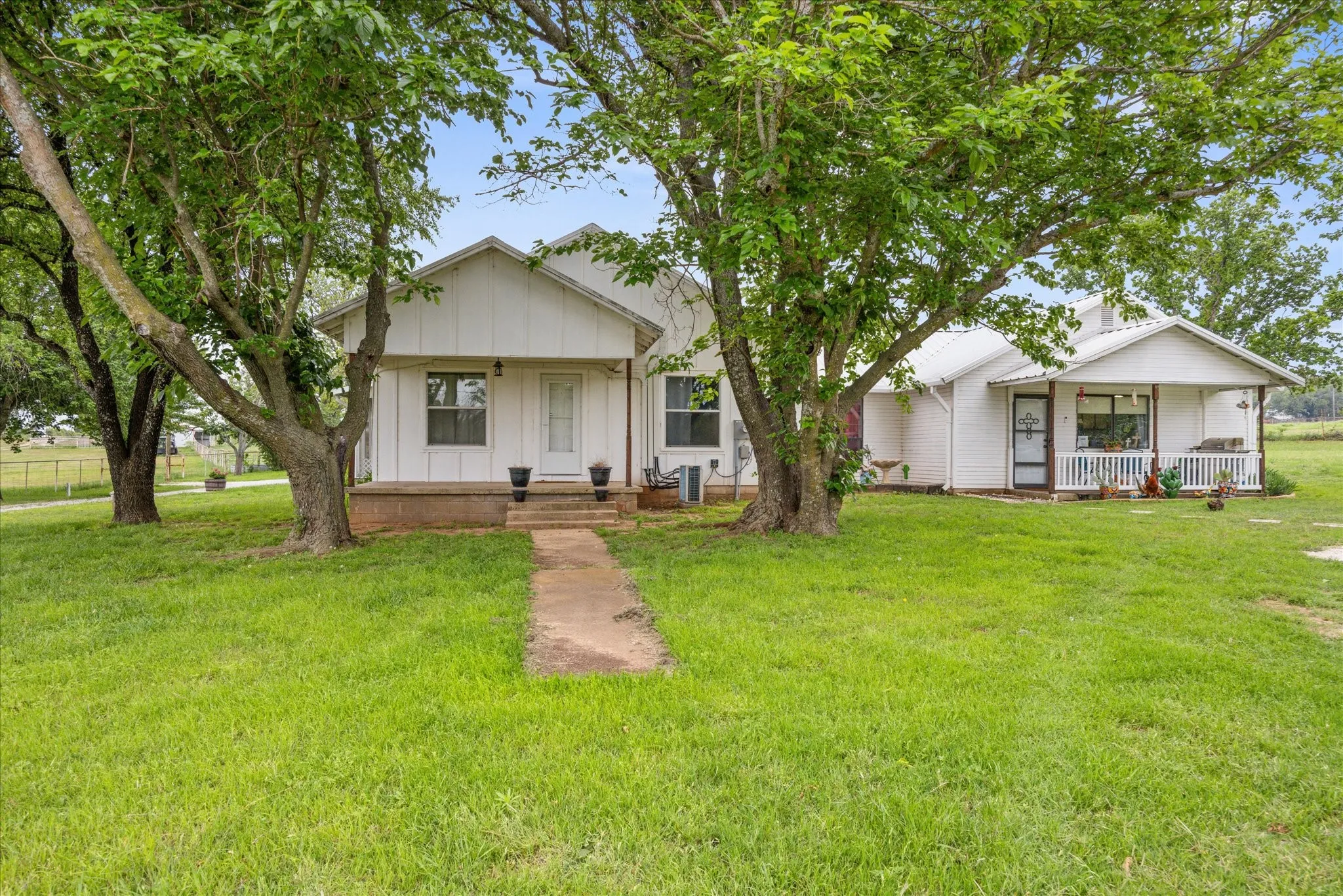 Single Family Residence For Sale in Erath County , 11755 W FM 8, Stephenville, Texas 76401, 4 Bedroom, 2 Bathroom, 3 Garage spaces, 1,968 Sqft, built in 1920, mls#21326968, Real Estate Agent in Stephenville, Homes For Sale in Erath county, Homes For Sale in Stephenville, Realtor in Stephenville Texas, Real Estate Brokerage Independent Realty Texas, Luminita Cordes Realtor